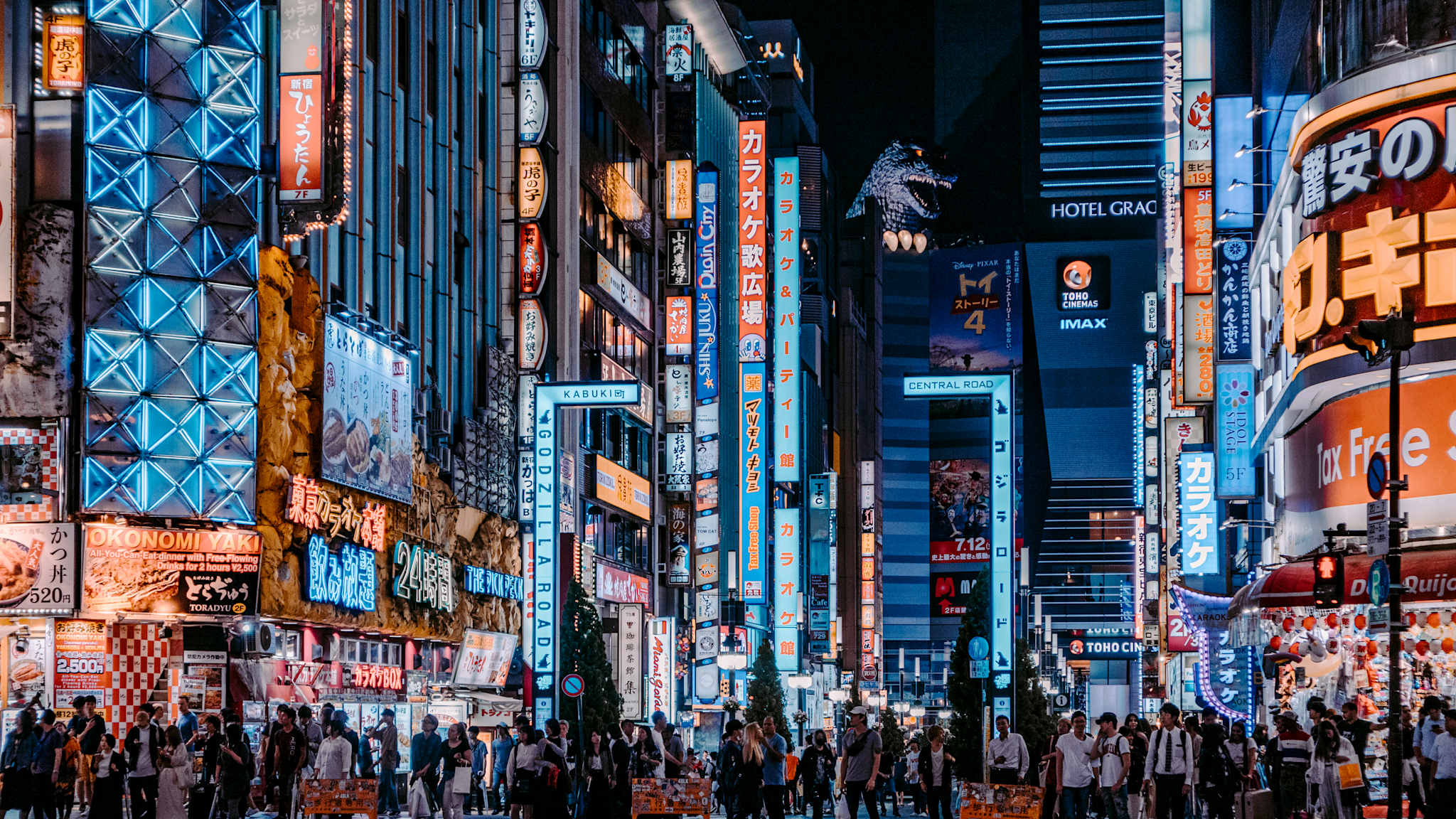 Belebte Straße in Tokio bei Nacht