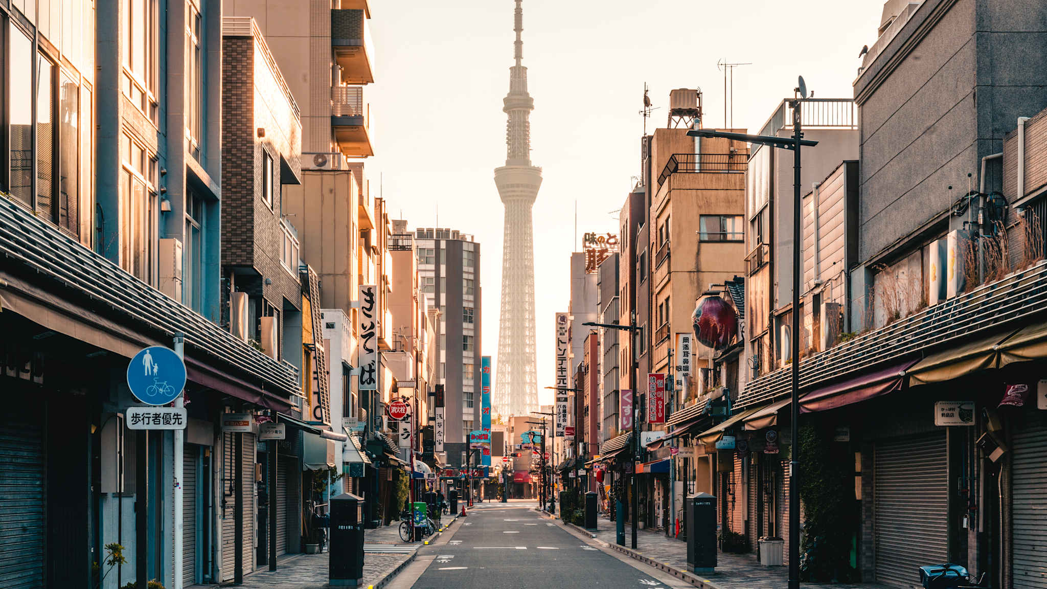 leere Straße in Tokio bei Sonnenaufgang