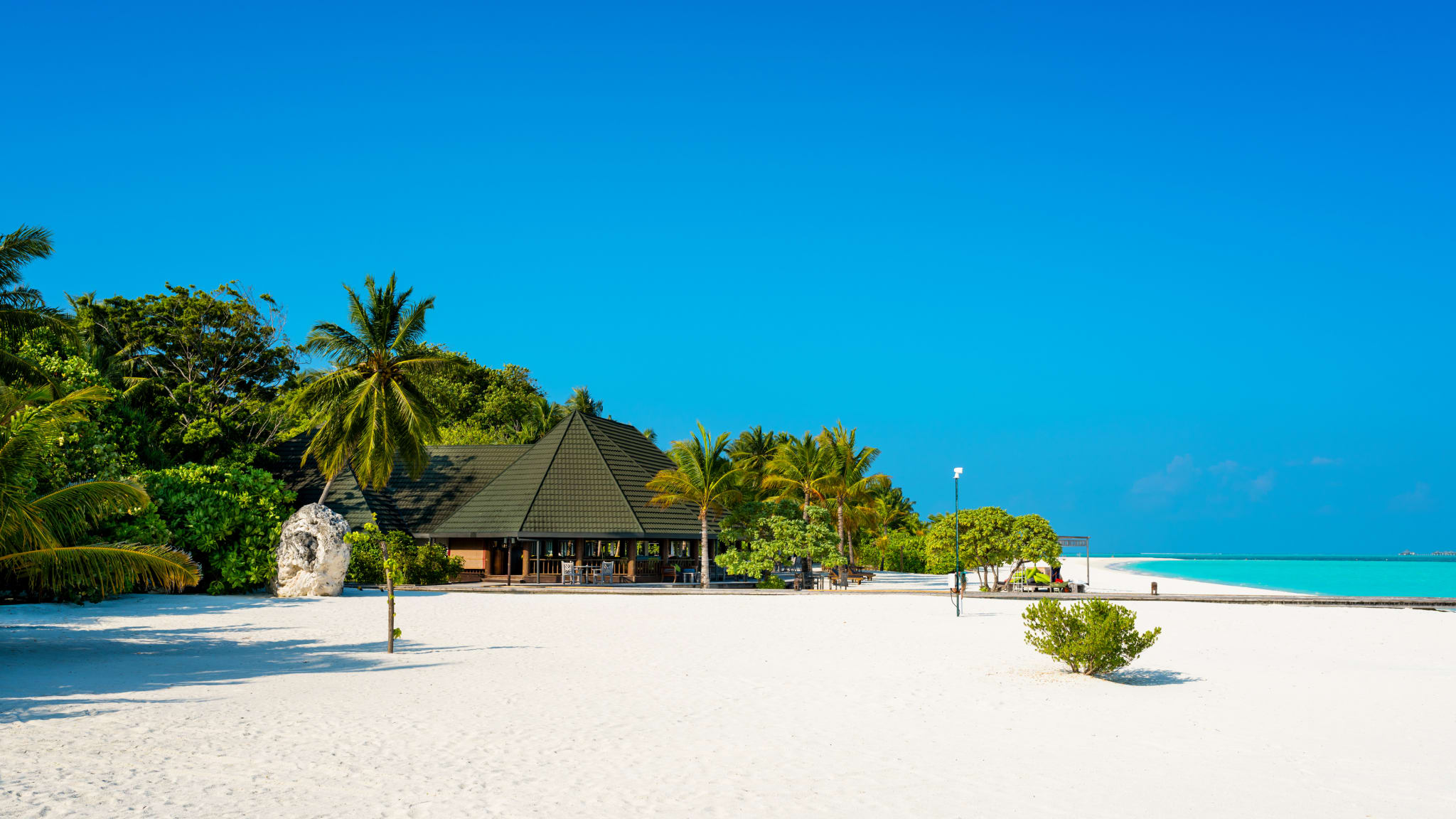 Tropisches Paradies auf Dhiffushi Holiday Island, Süd Ari Atoll, Malediven