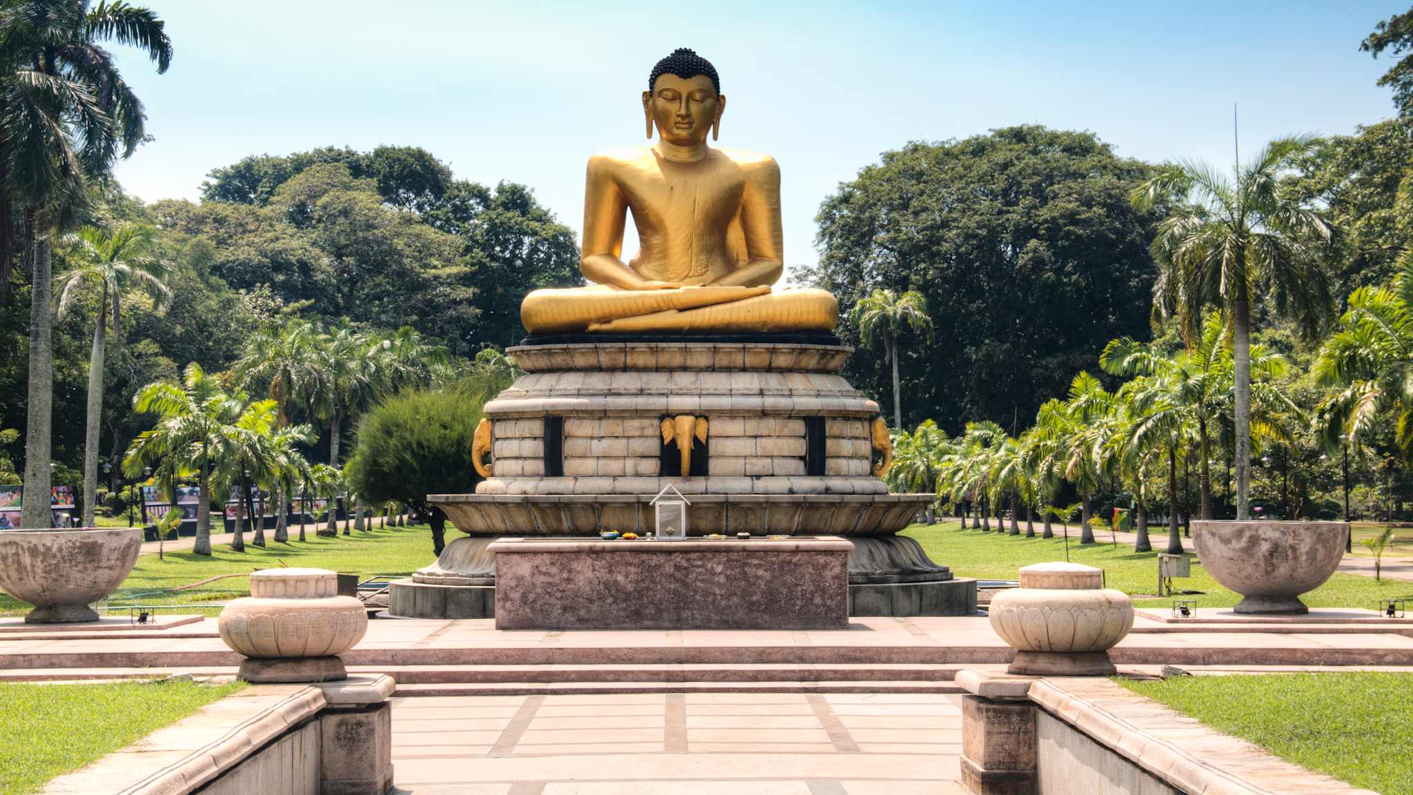 Buddha Statue im Viharamahadevi Park, Colombo, Sri Lanka Westküste