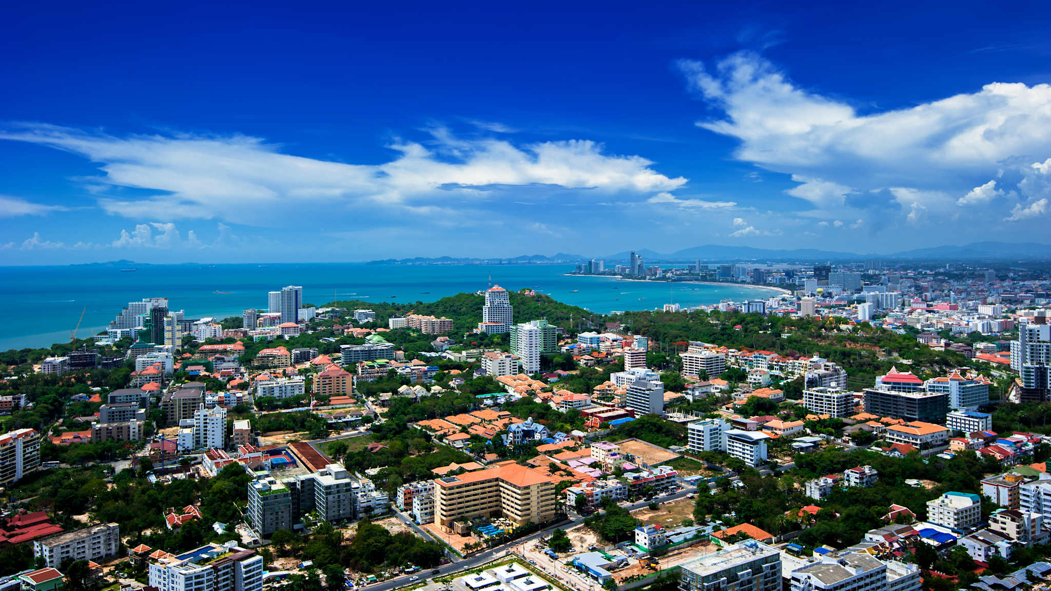 Pattaya, Thailand, Stadtansicht mit blauem Himmel