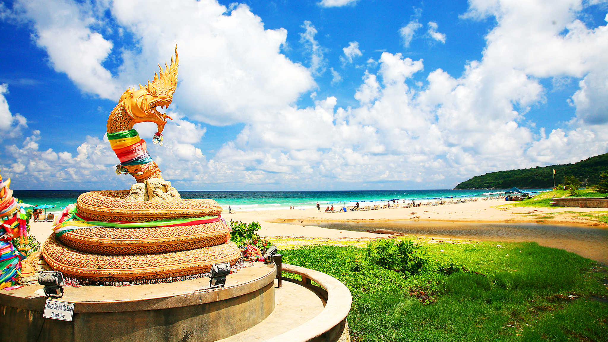 EIne Statue an einem Strand