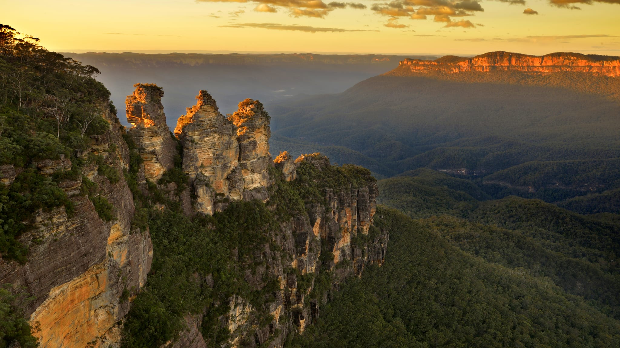 Sonnenaufgang über den "Three sisters" in den Blue Mountains, NSW, Australien