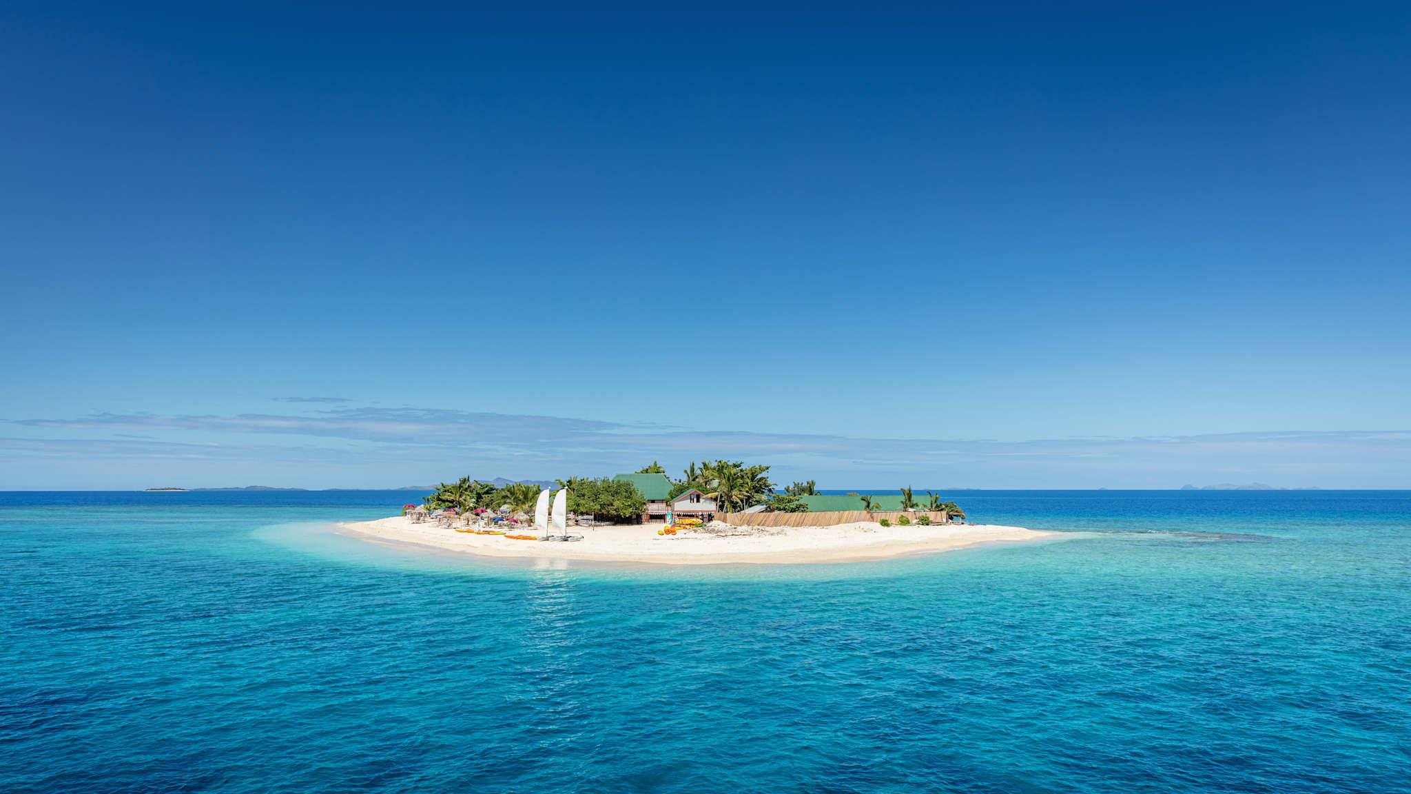 Eine kleine einsame Insel im Meer