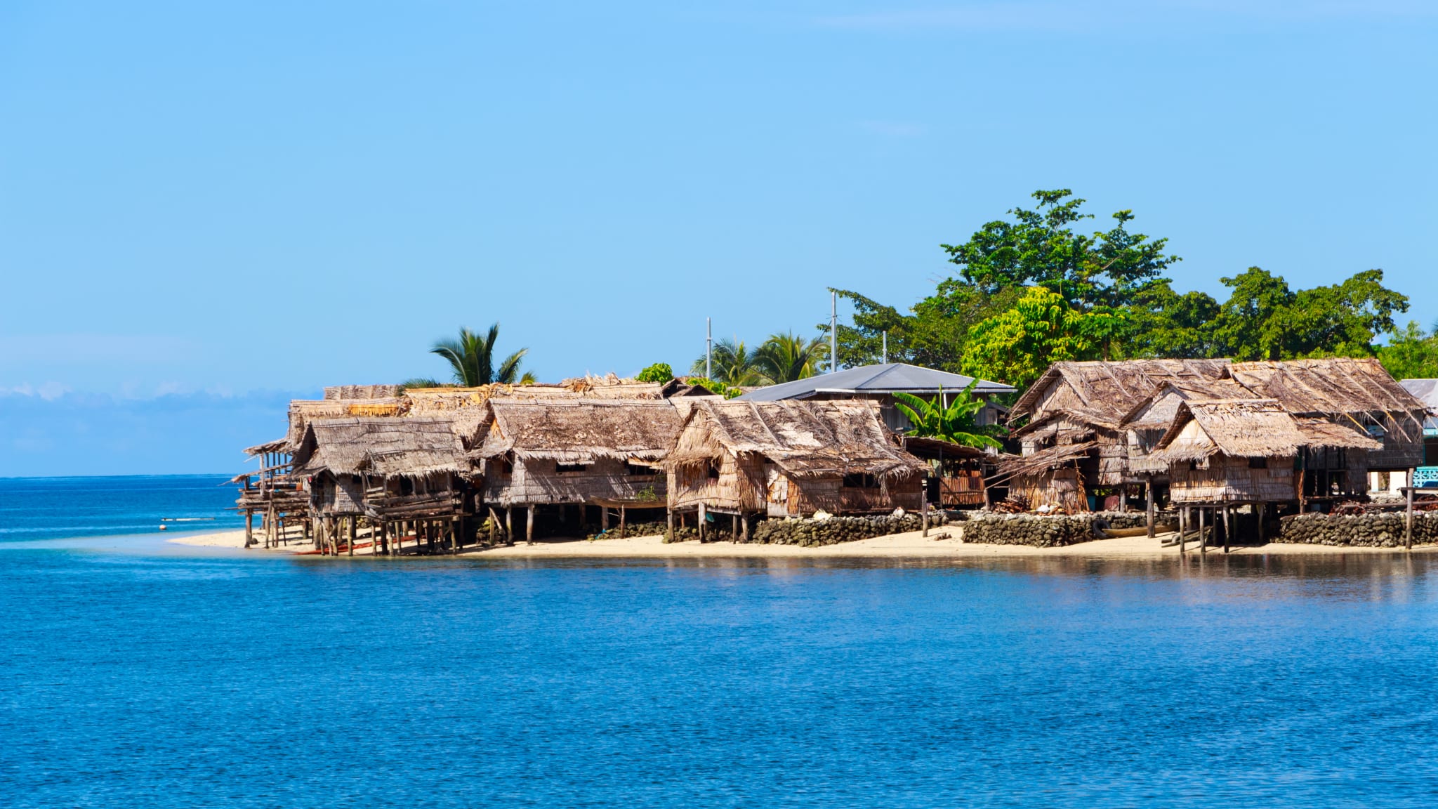 Solomon Islands Beach mit traditionelle, reetgedeckte Häuser in Auki