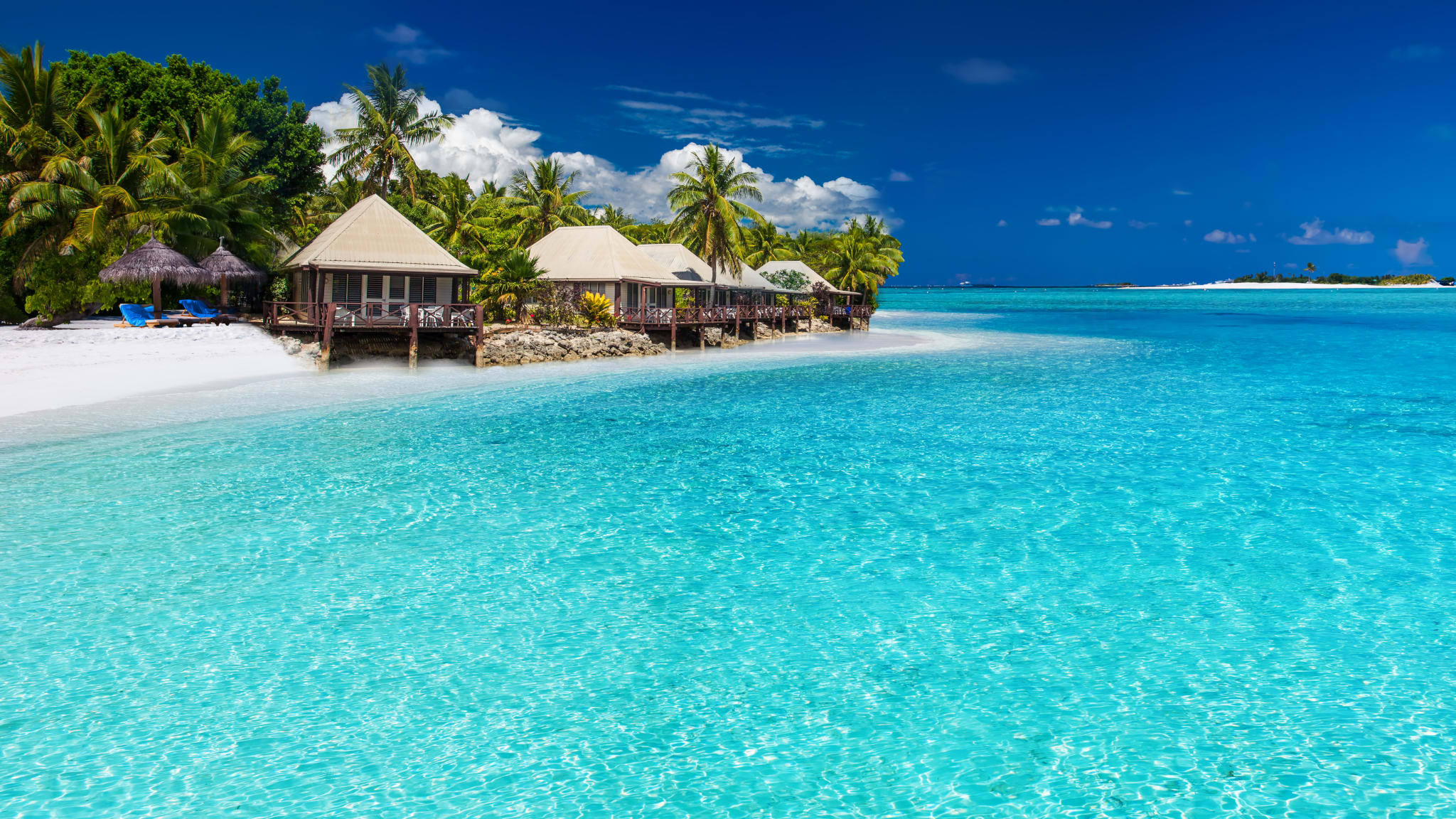 Strandvillen auf kleinen tropischen Insel