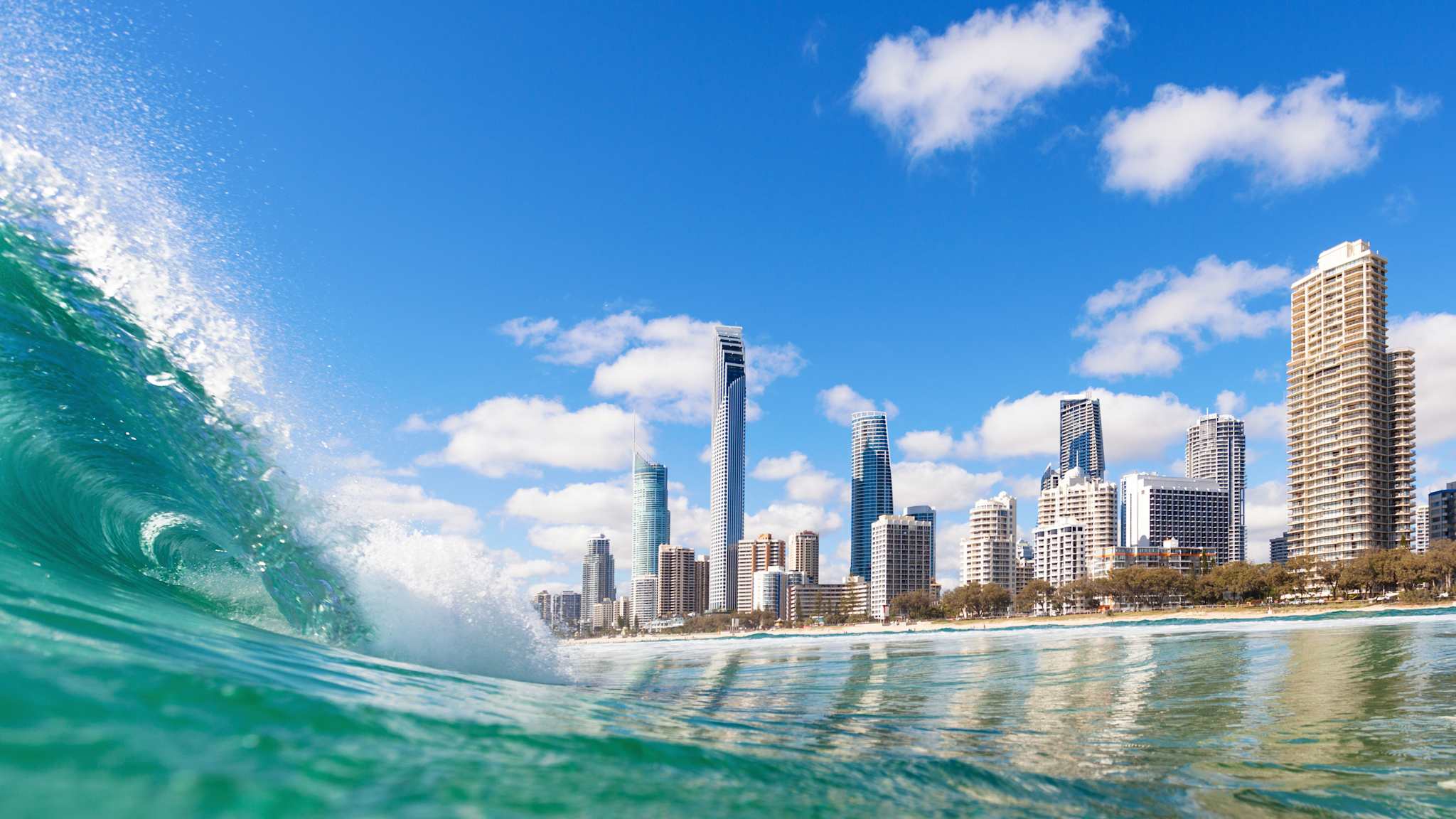 Blaue Wellen sanft am Strand von Surfers Paradise