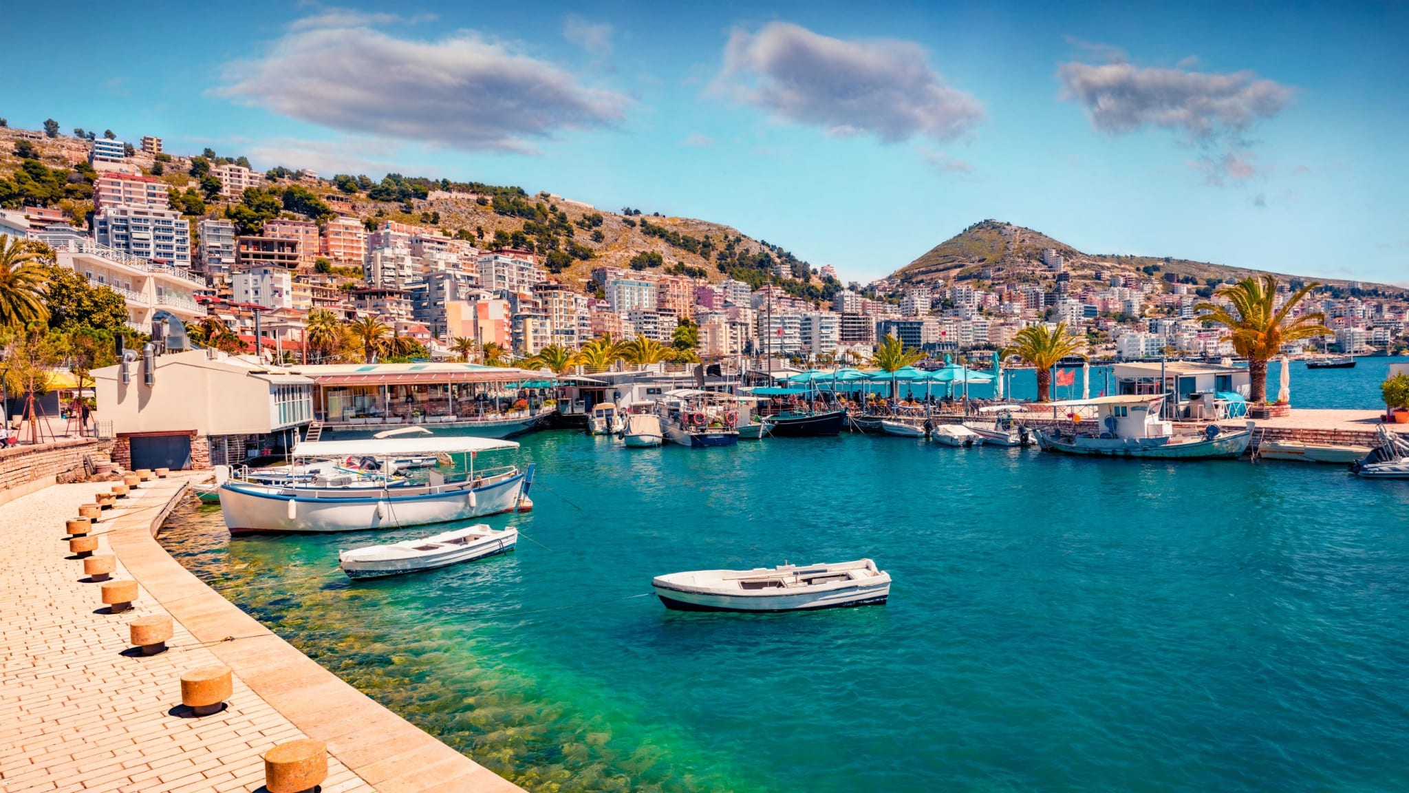 Hafen von Saranda mit Booten und Palmen
