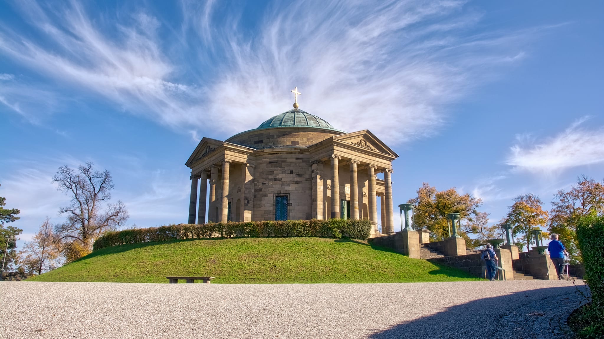 Eine Grabkapelle vor blauem Himmel