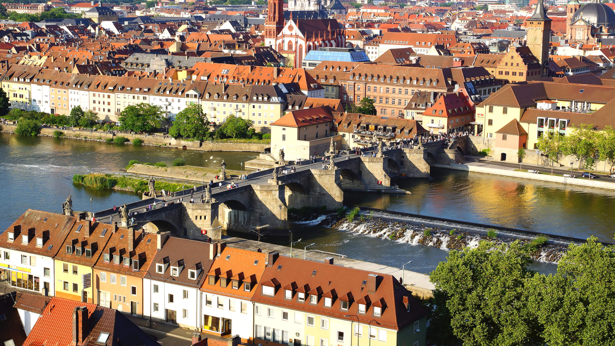Panorama der Altstadt mit Alte Mainbrücke.