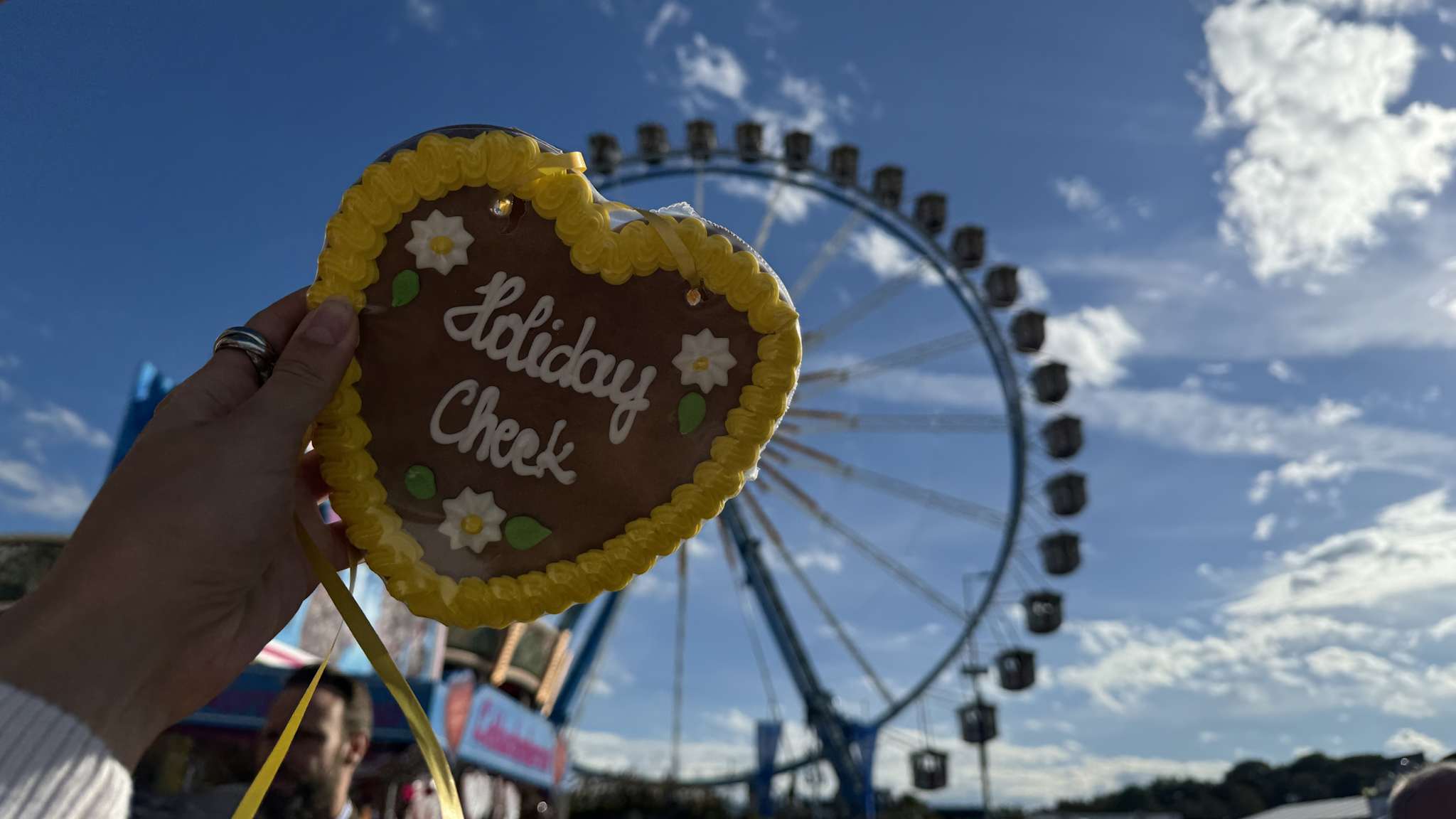 Lebkuchen Herz mit HolidayCheck Aufschrift im Hintergrund  das Riesenrad, Oktoberfest, München