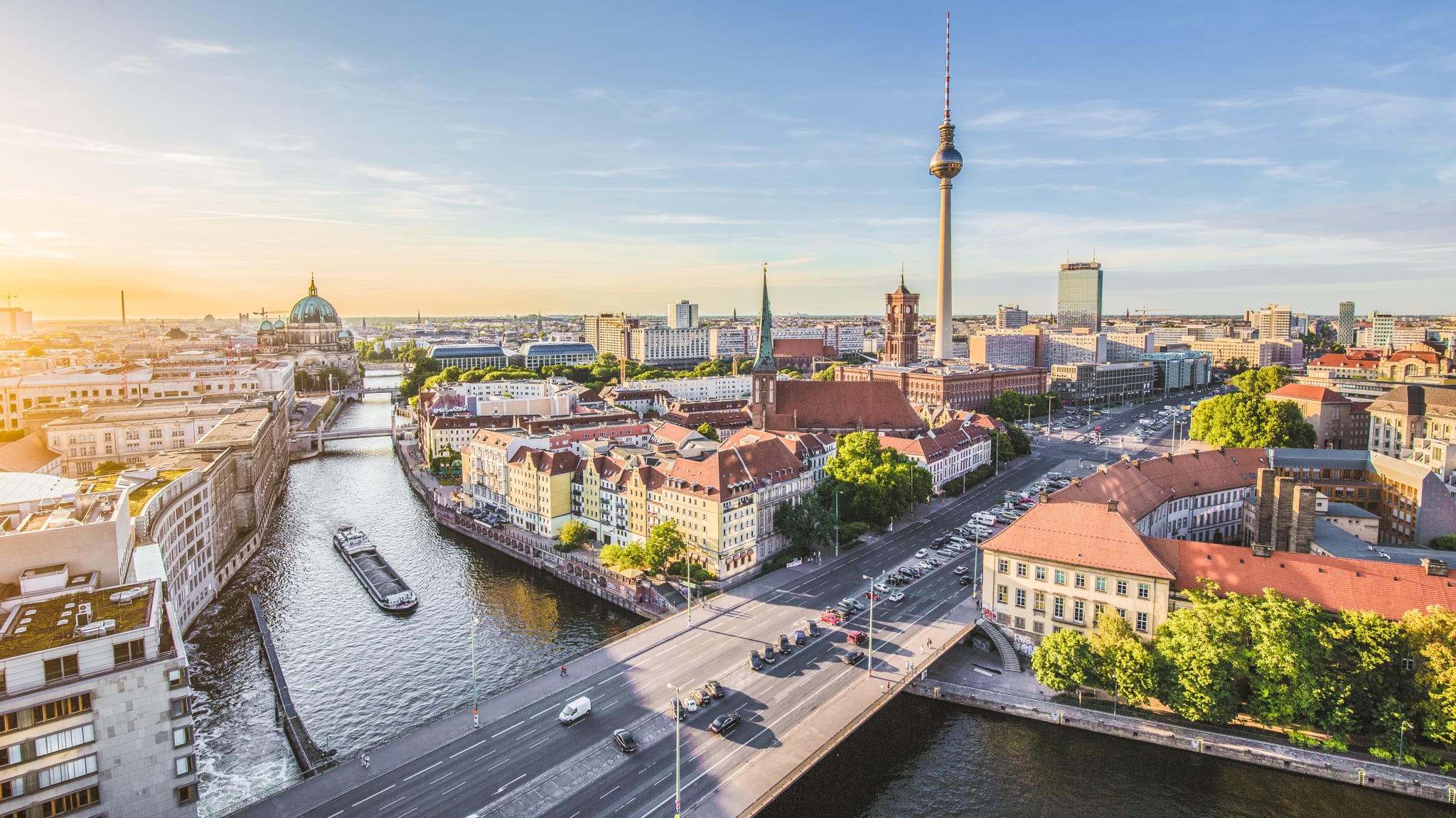 Blick auf einen Fluss der durch eine Stadt führt