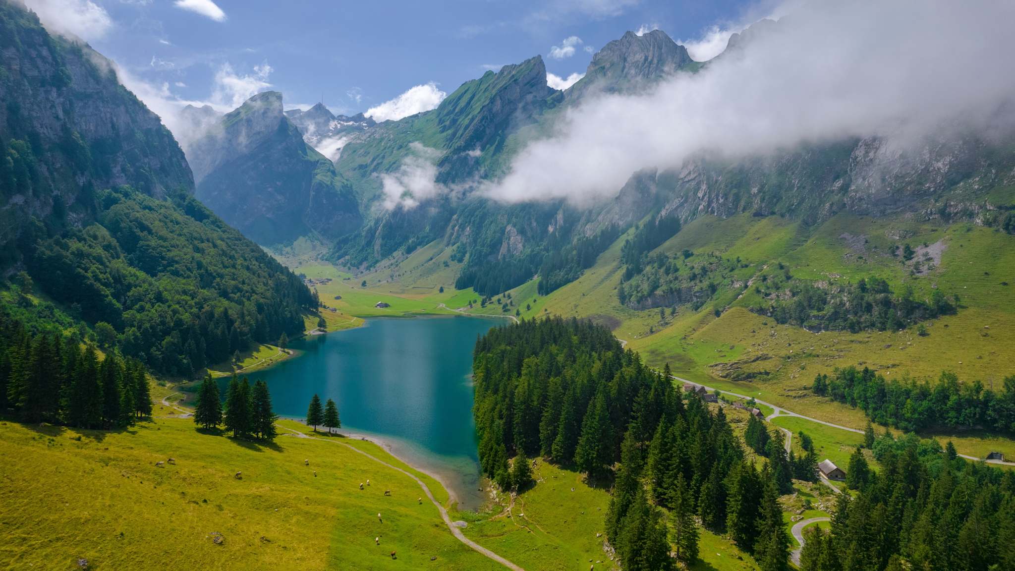 Seealpsee in den Alpen der Schweiz © Kochneva Tetyana