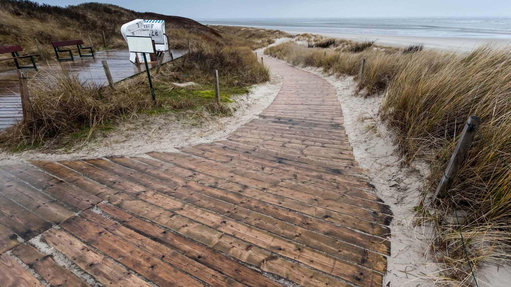 Holzweg durch die Düne in Richtung Meer auf der Insel Spiekeroog, Nordsee, Niedersachsen