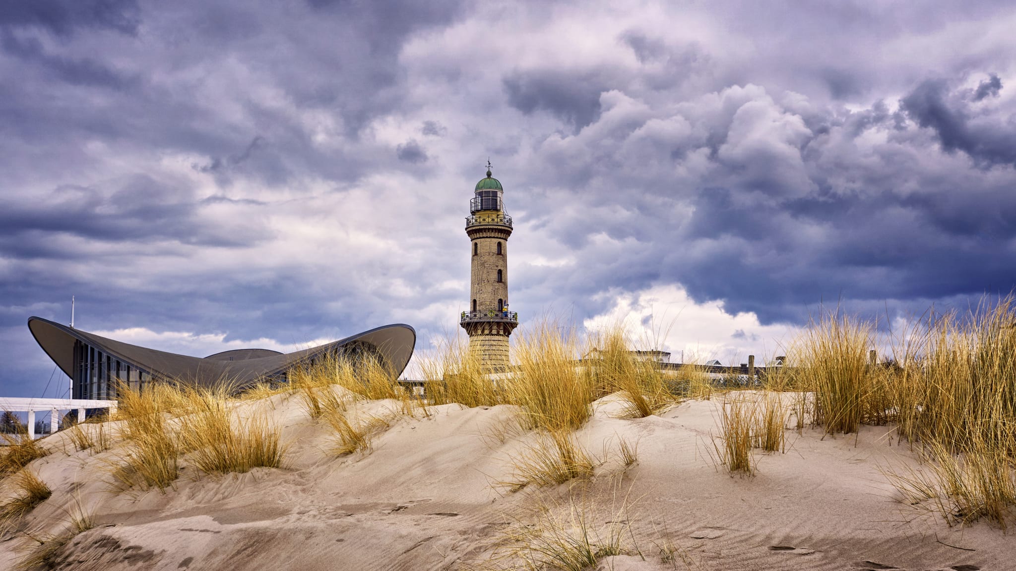 Leuchtturm am Teepott hinter den Dünen in Warnemünde