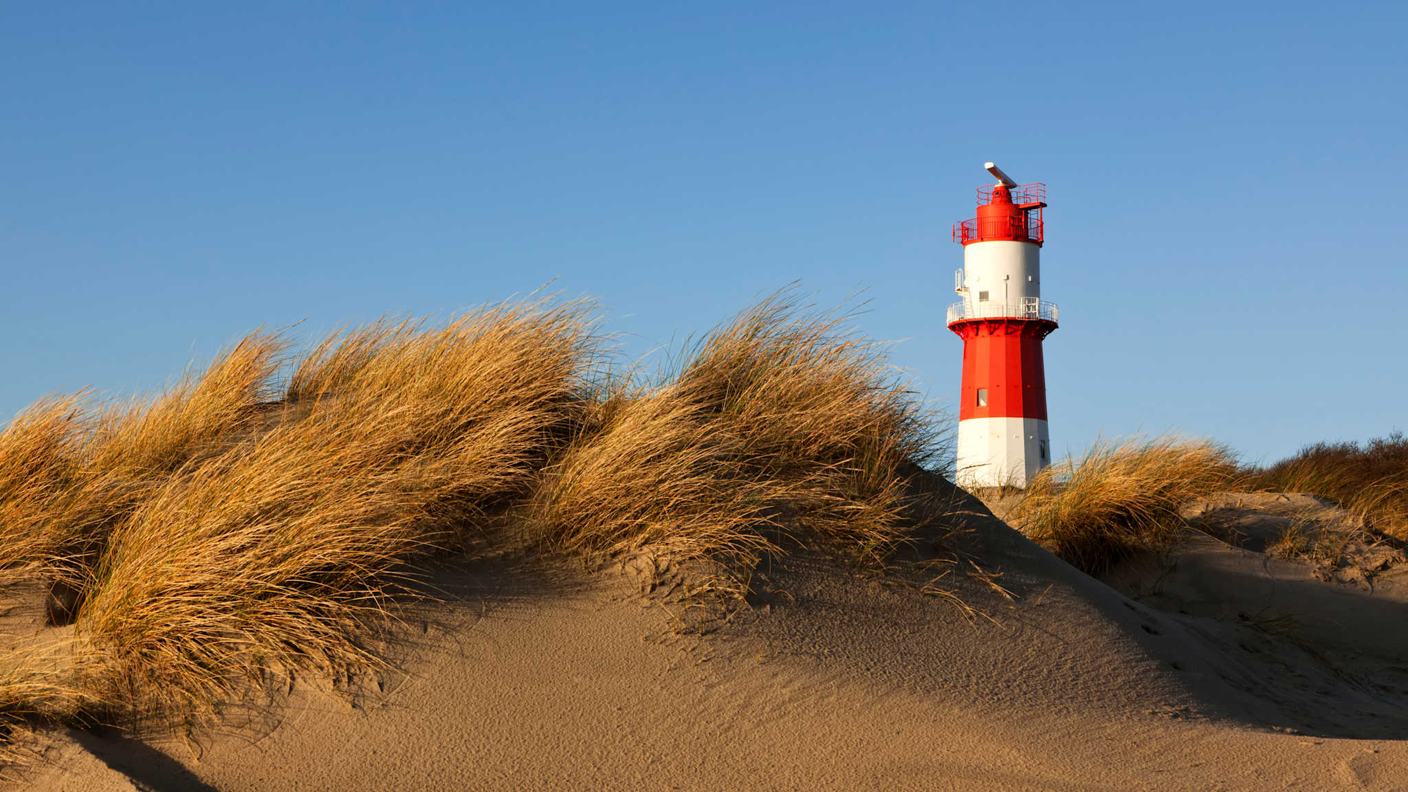 dunes at Borkum Strand und kleinen Leuchtturm
