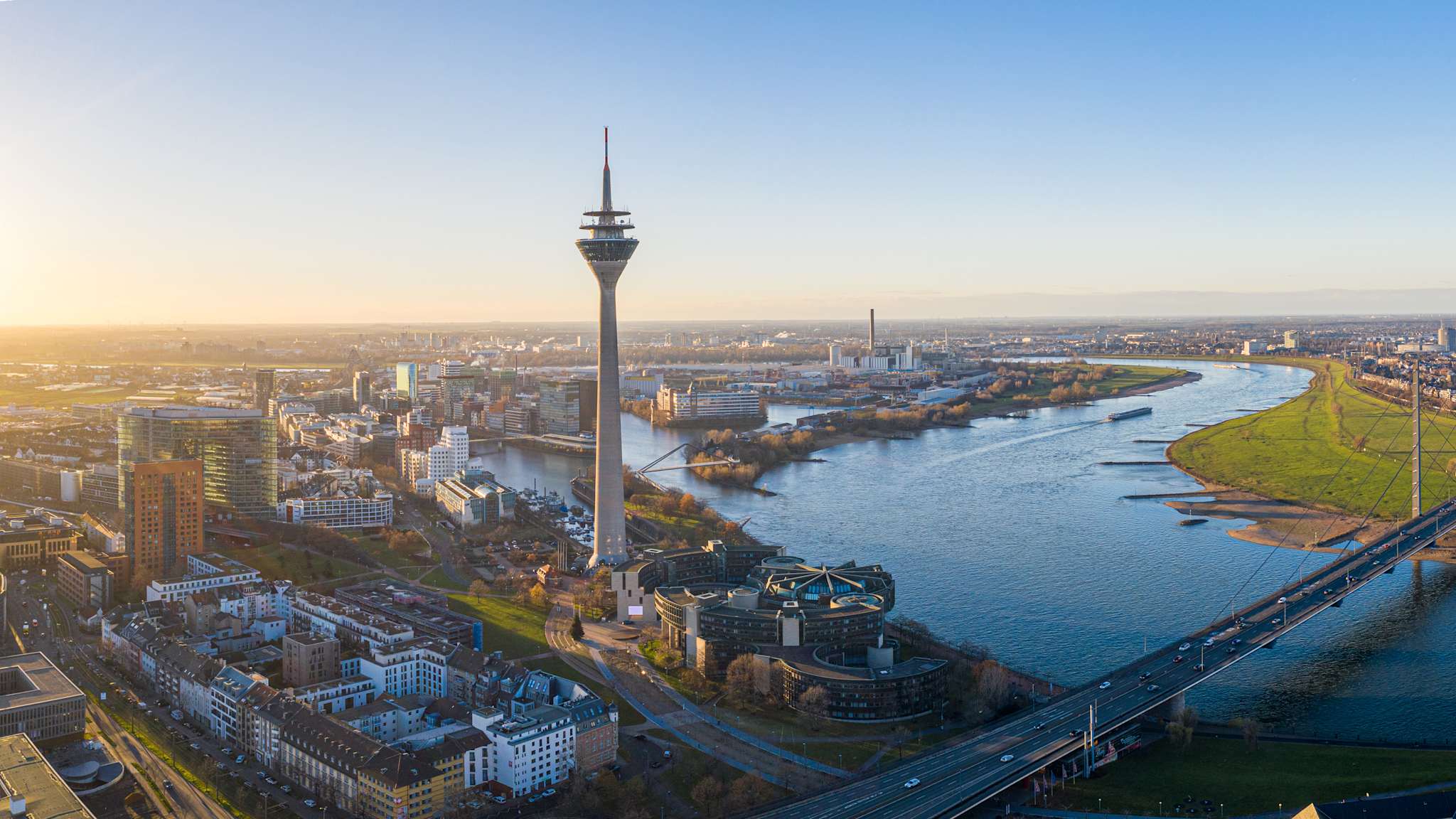 Düsseldorfer Skyline im Abendlicht © shutterstock_1903962421
