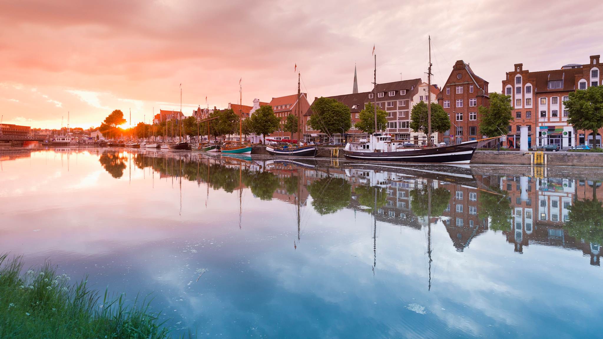 Blick über das Wasser auf die hübschen Speicherhäuser und vertäute Boote