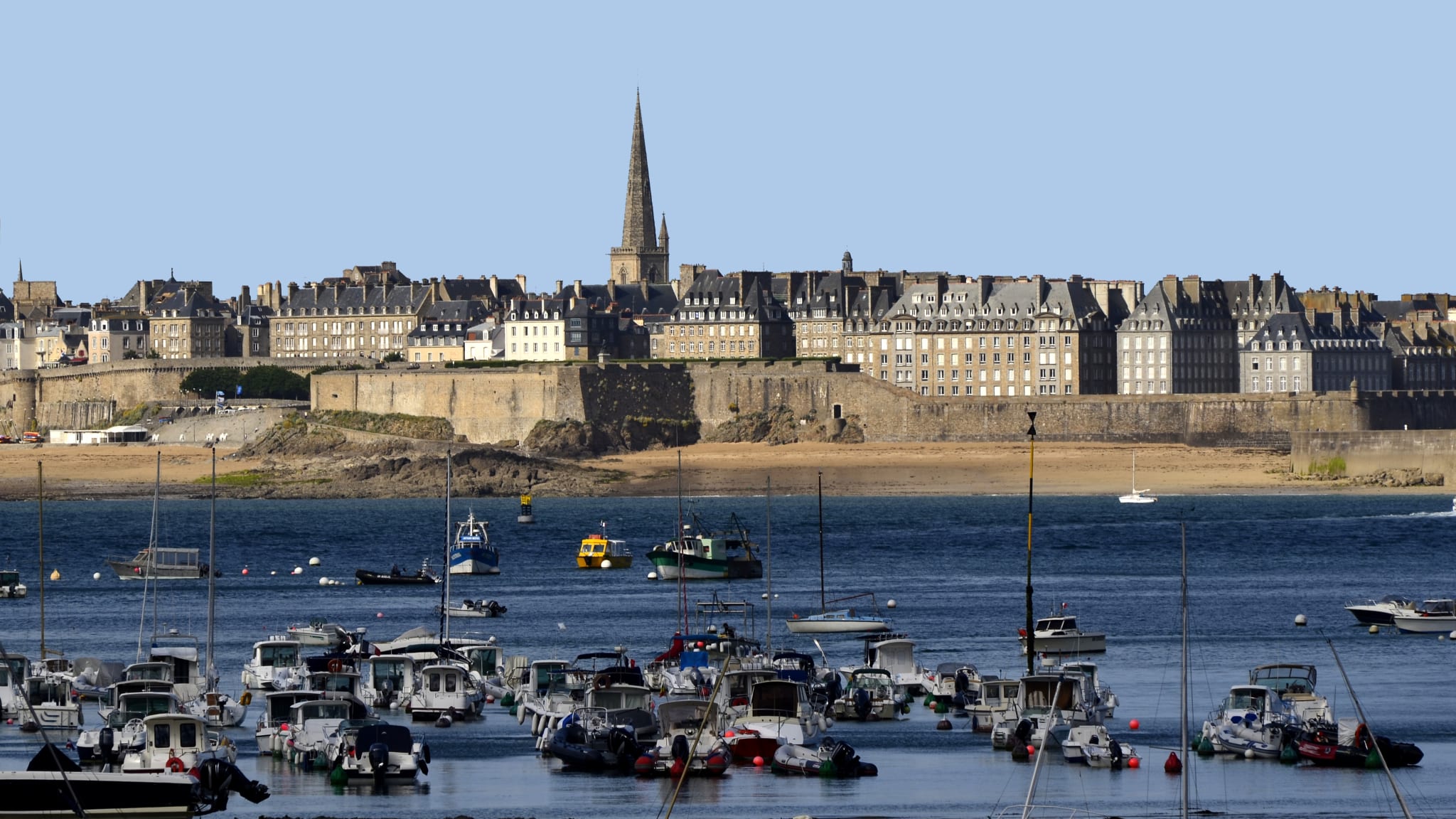 Boote im Wasser vor der Küste der Bretagne, Frankreich