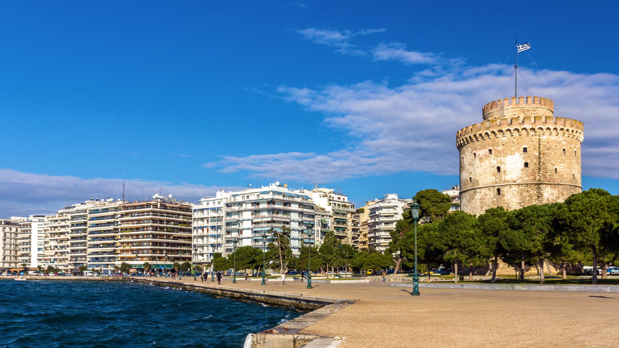 Blick auf Strand, Häuser und den Weißen Turm in Thessaloniki, Chalkidiki