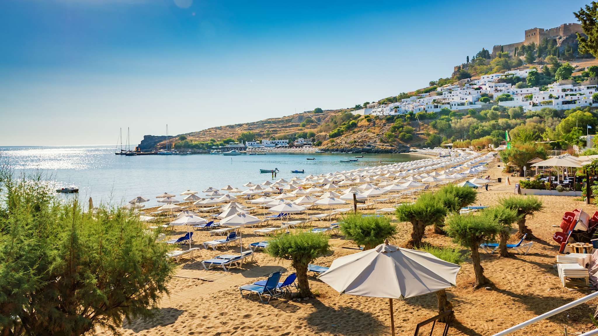 Lindos Beach auf Rhodos, Griechenland © Shutterstock