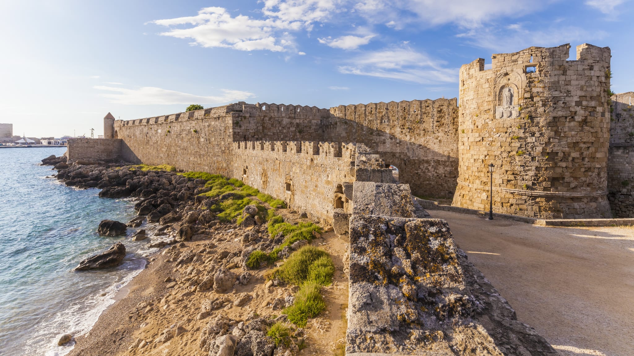 Stadtmauer von Rhodos, Insel Rhodos © GettyImages