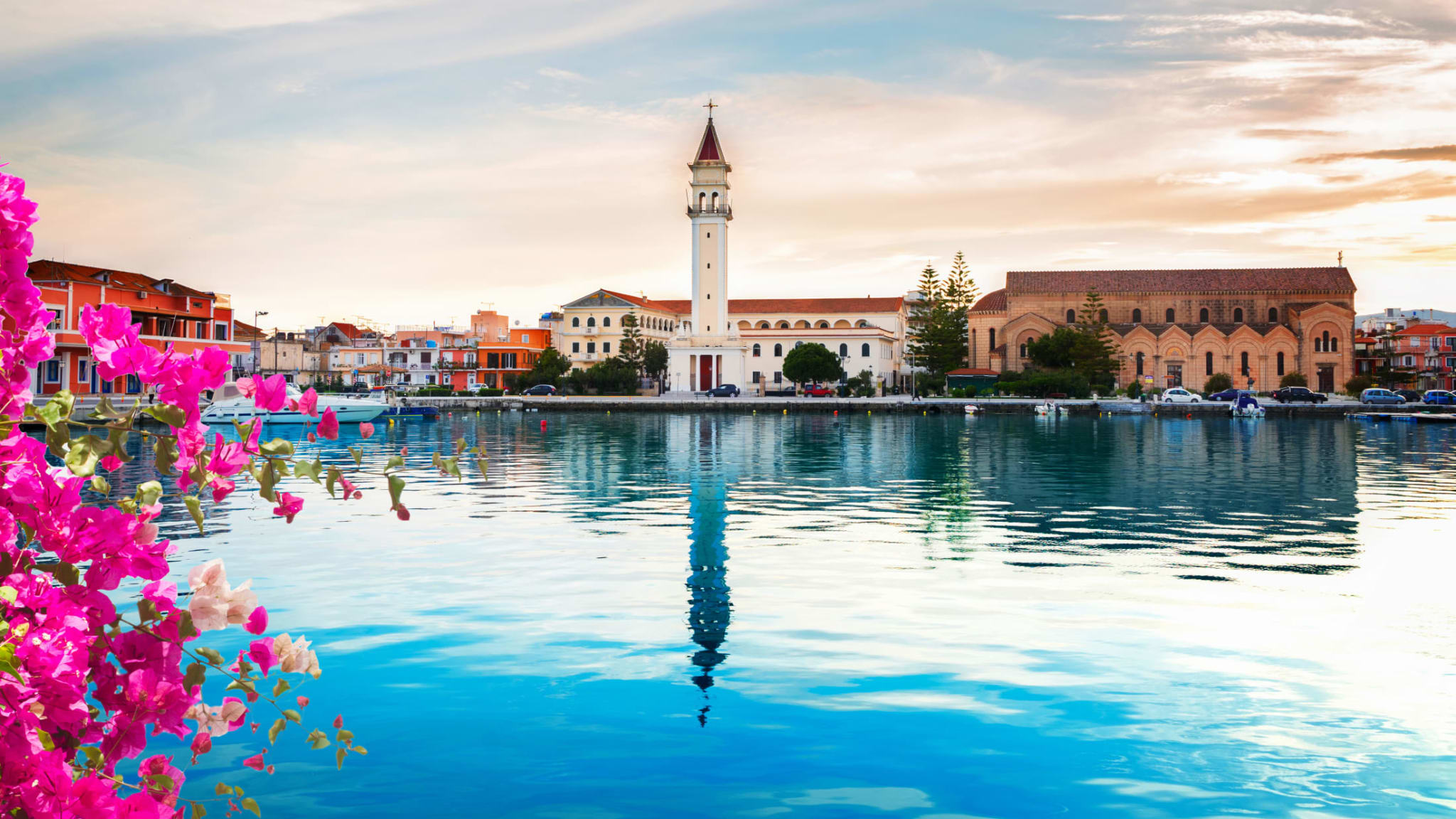 Eine Stadt am Wasser mit einer cremefarbenen Kirche