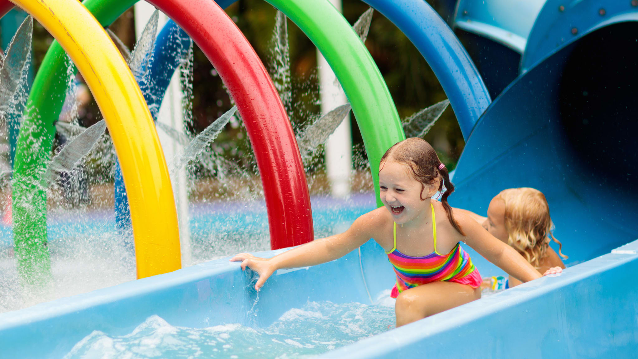 Kinder rutschen im Kinderbereich eines Aquaparks