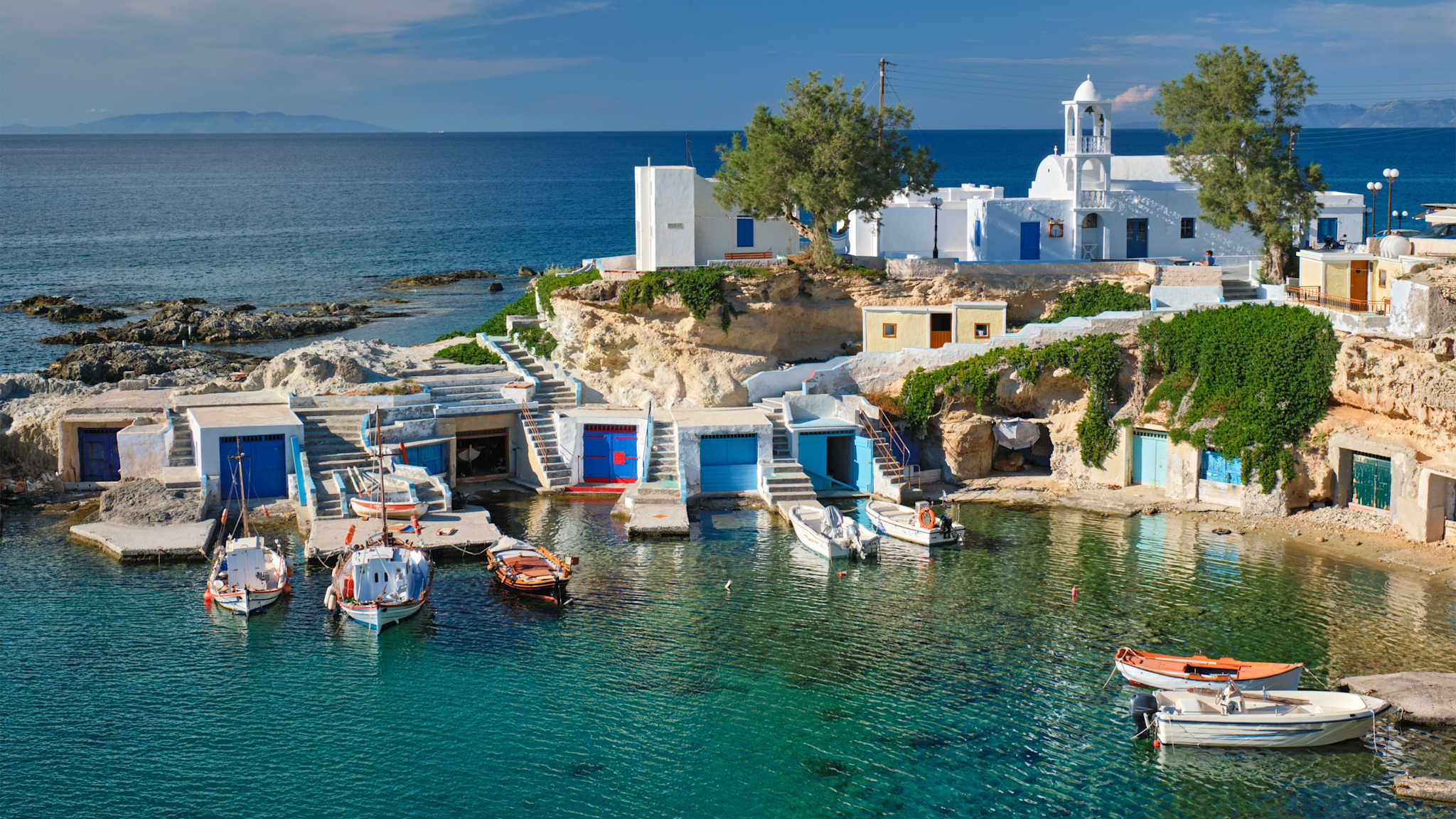 Kleiner Hafen mit Fischerbooten in Mandrakia, Milos © shutterstock_2380775525