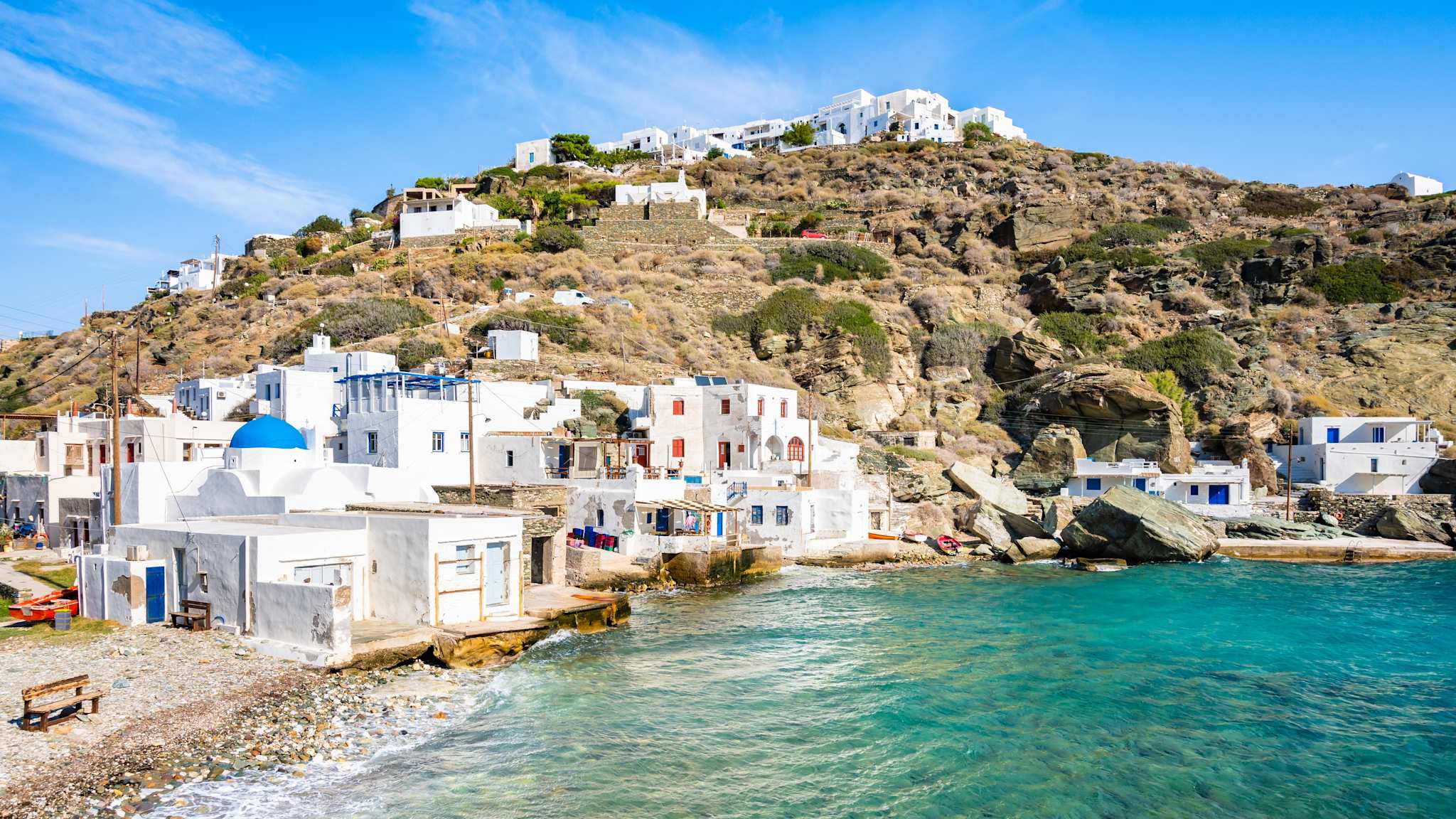 Schöner Strand mit azurblauem Meer und Kirche an der Küste in Kastro Dorf, Sifnos Insel, Griechenland © Pawel Kazmierczak