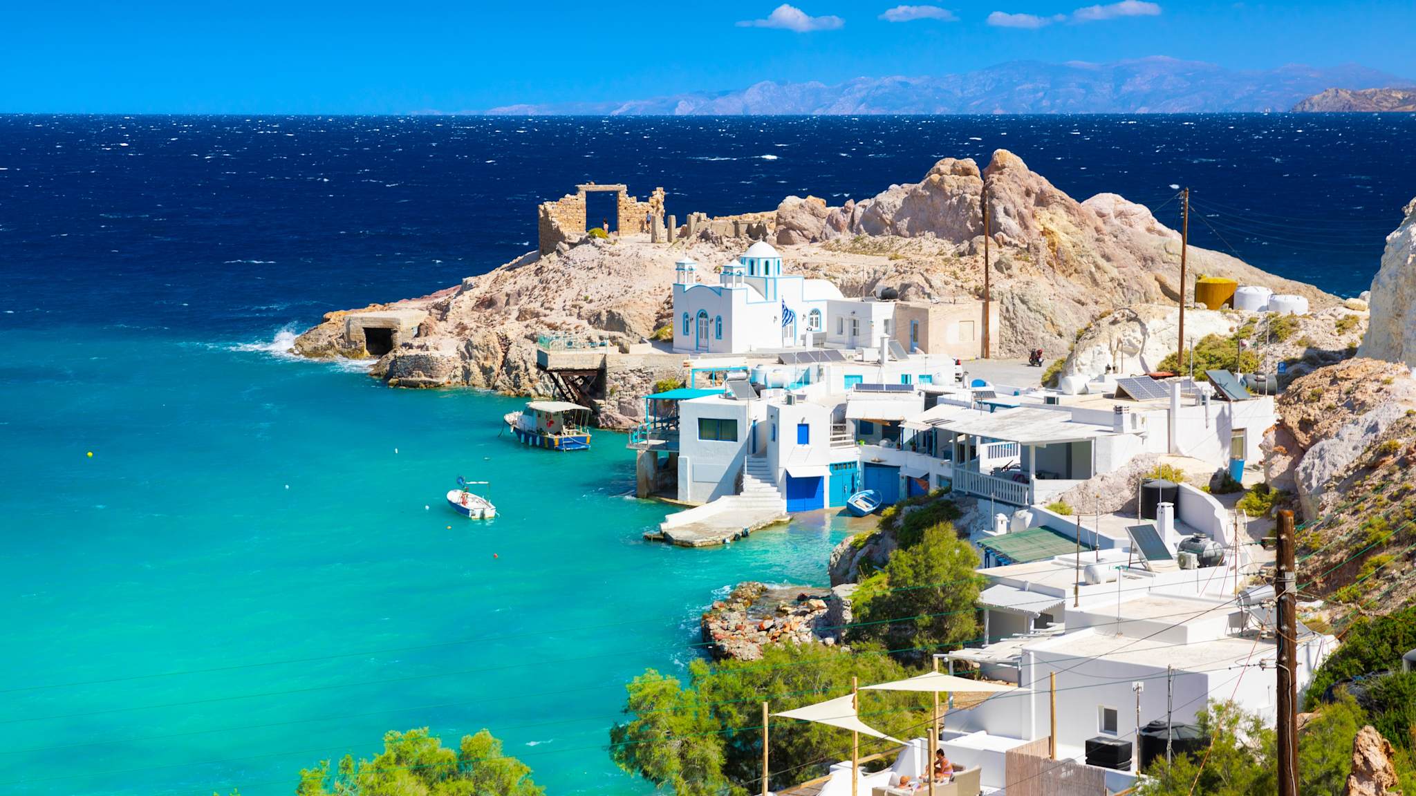 Strand und Fischerdorf Firapotamos auf Milos, Griechenland © shutterstock2247052965