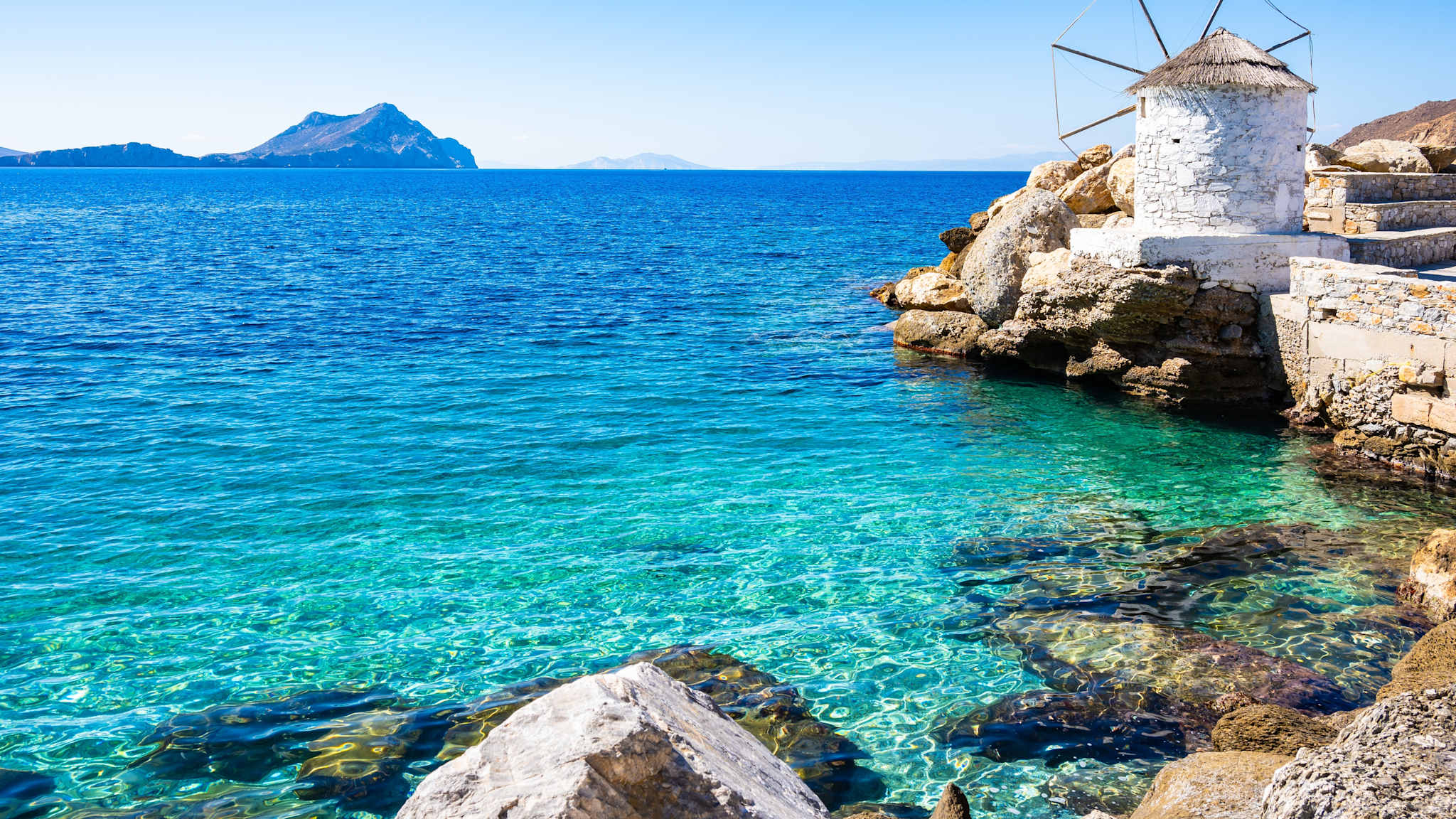 Windmühle im Hafen von Aigiali, Insel Amorgos, Kykladen, Griechenland © Pawel Kazmierczak