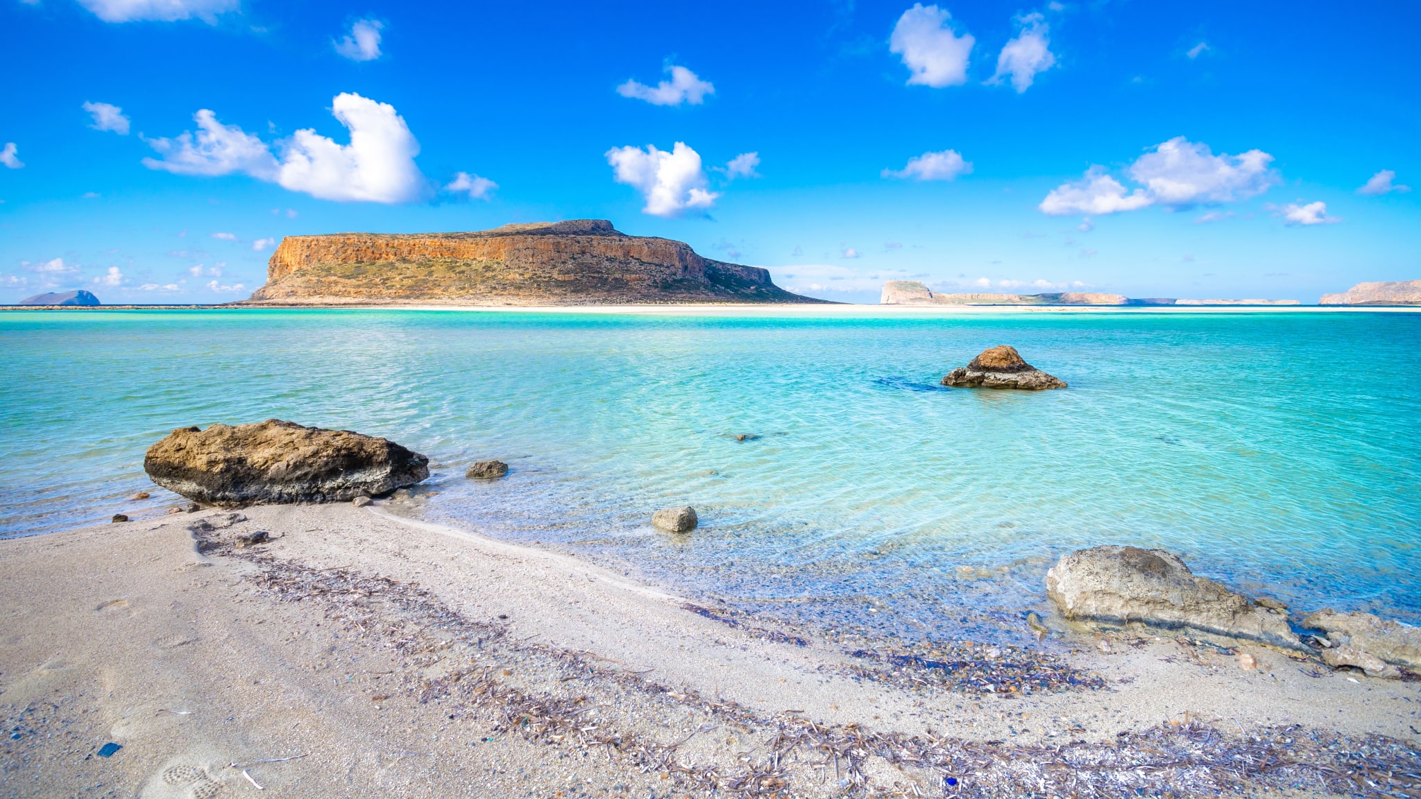 EIn leerer Strand mit türkisem Wasser
