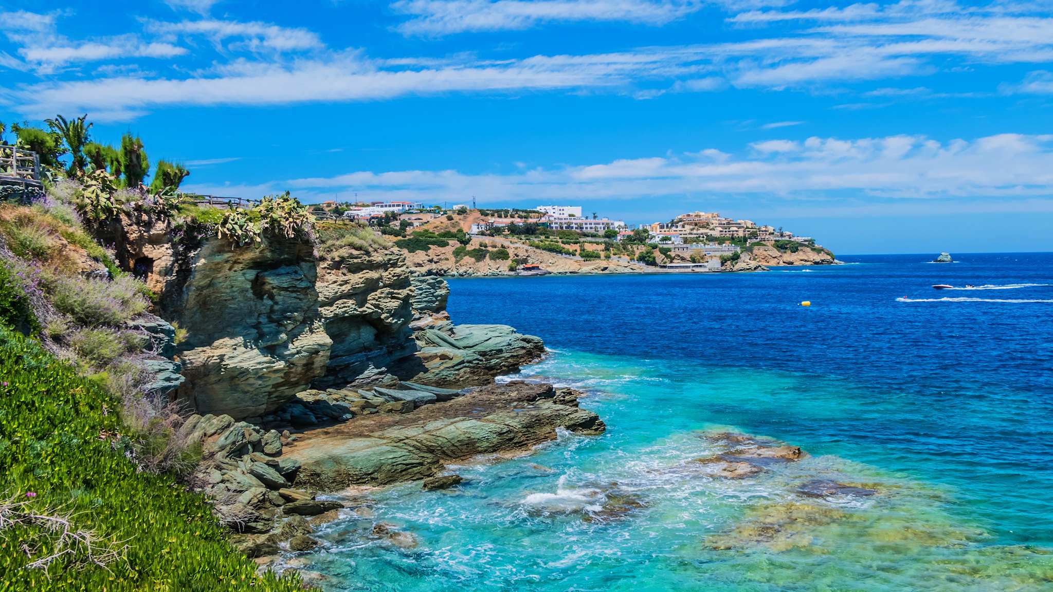 Eine Bucht mit türkisem Wasser