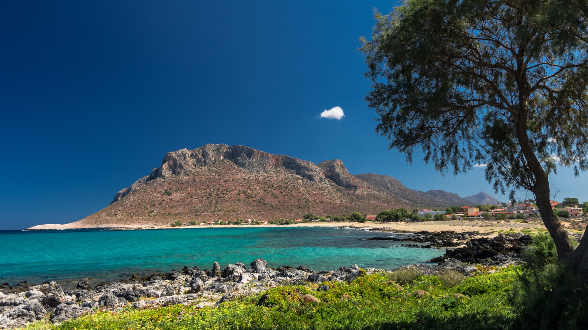 EIn Strand mit einem Berg im Hintergrund
