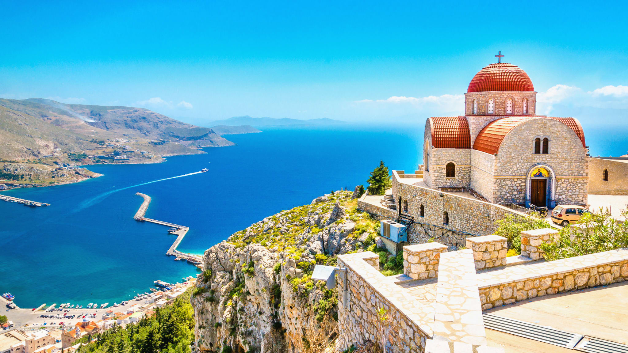 Remote-Kirche mit roten Dächer auf der Klippe, Griechenland