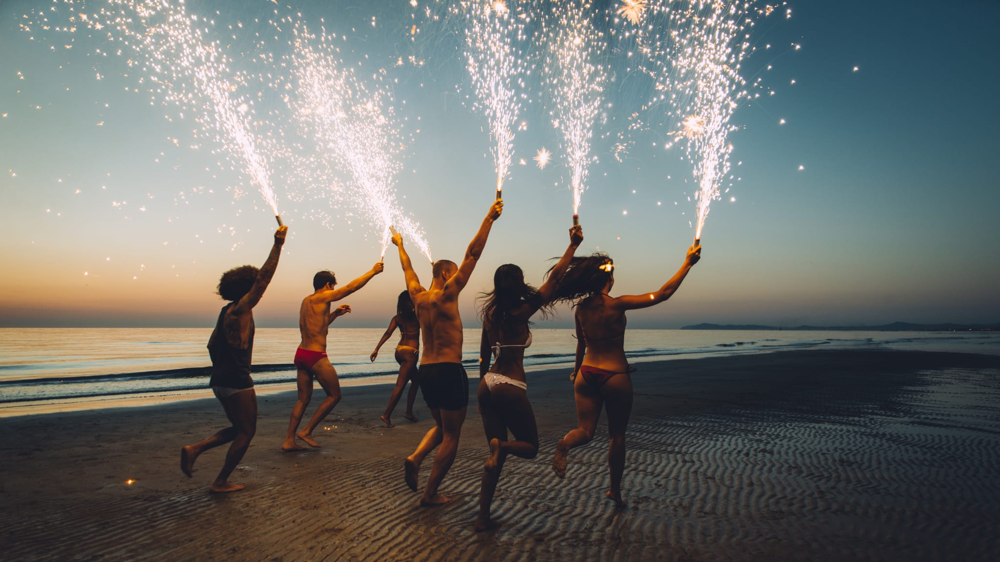 Party mit FreundInnen an einem Strand