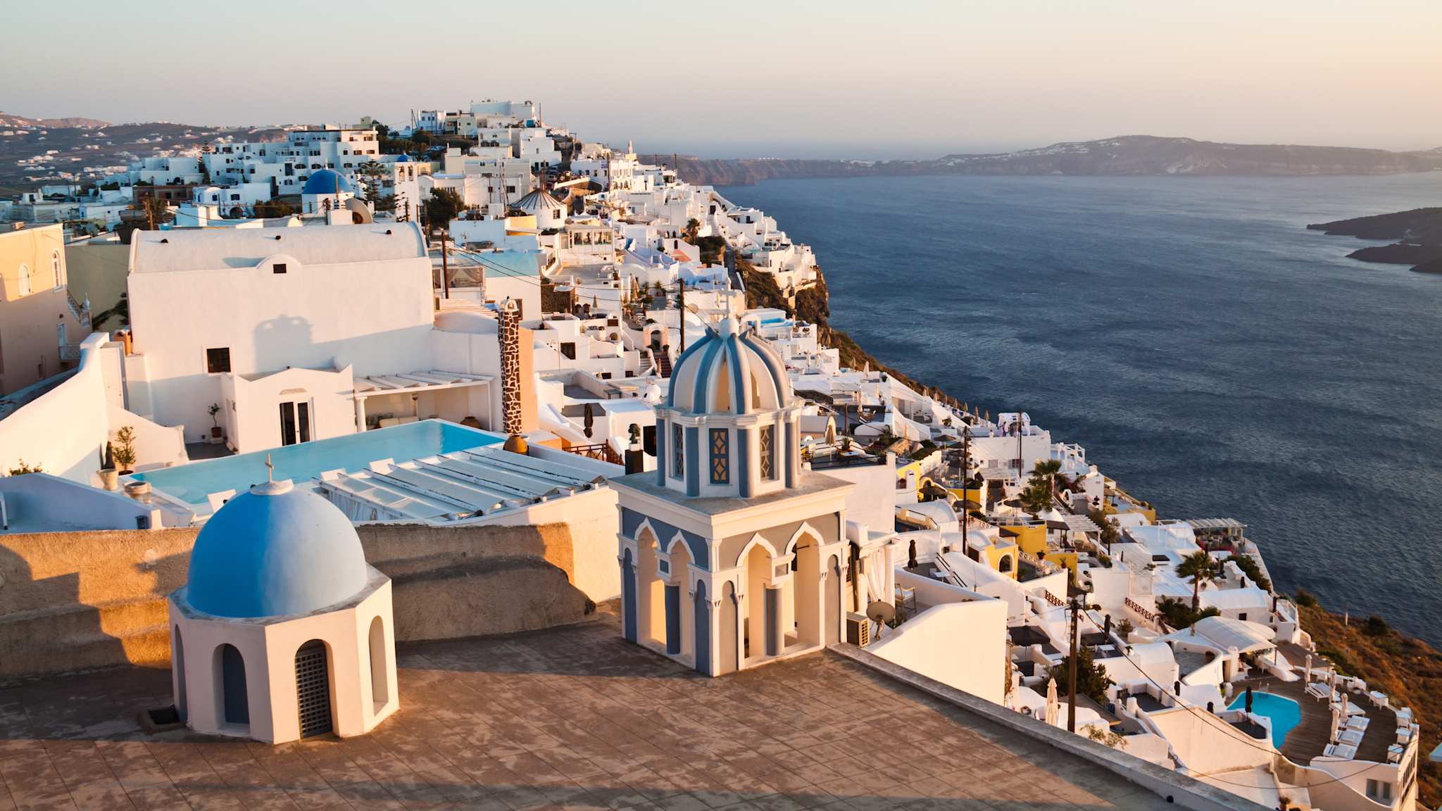Blick auf ein Meer auf weißen Häusern am Wasser