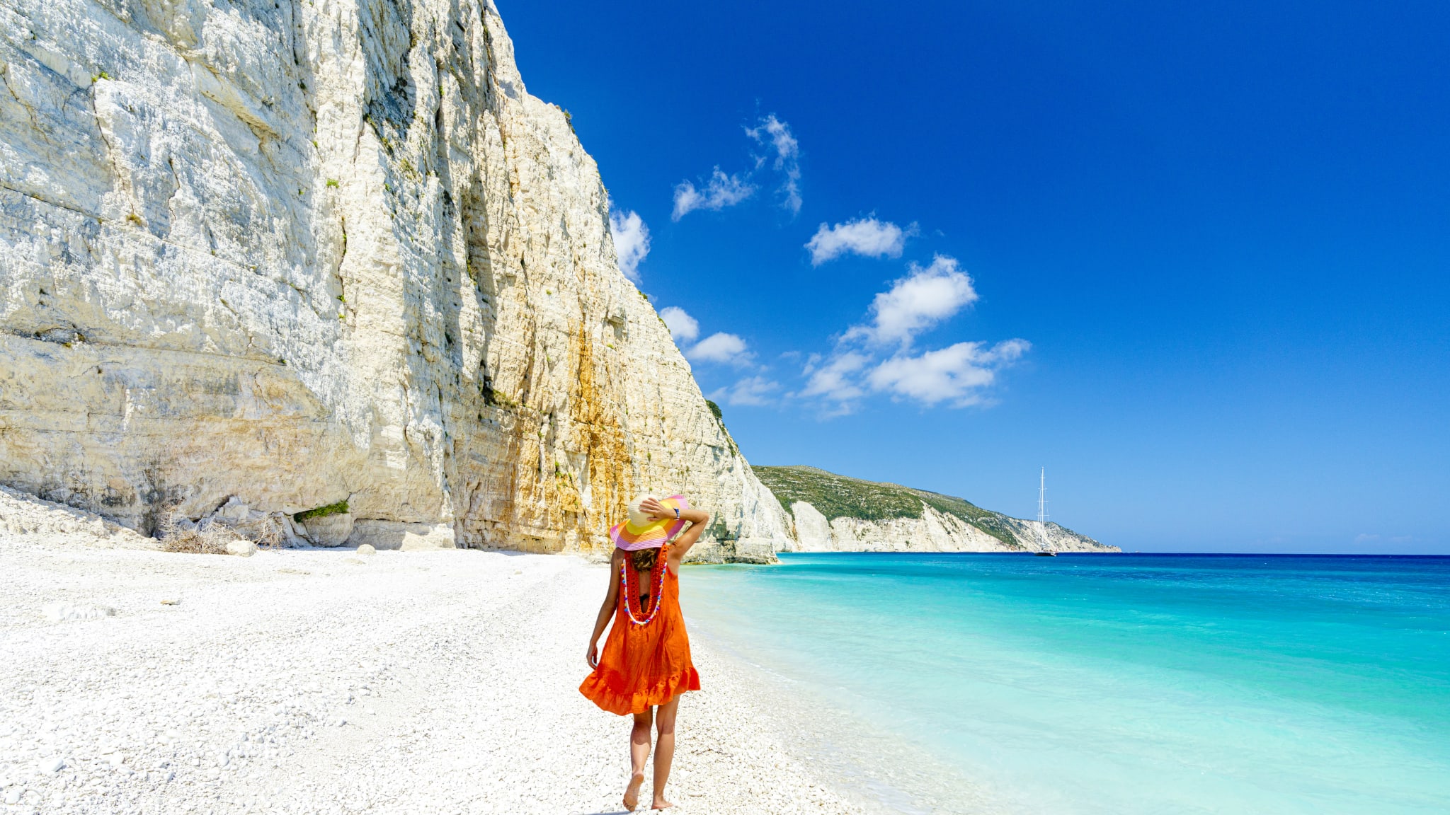 Frau am Strand in Griechenland