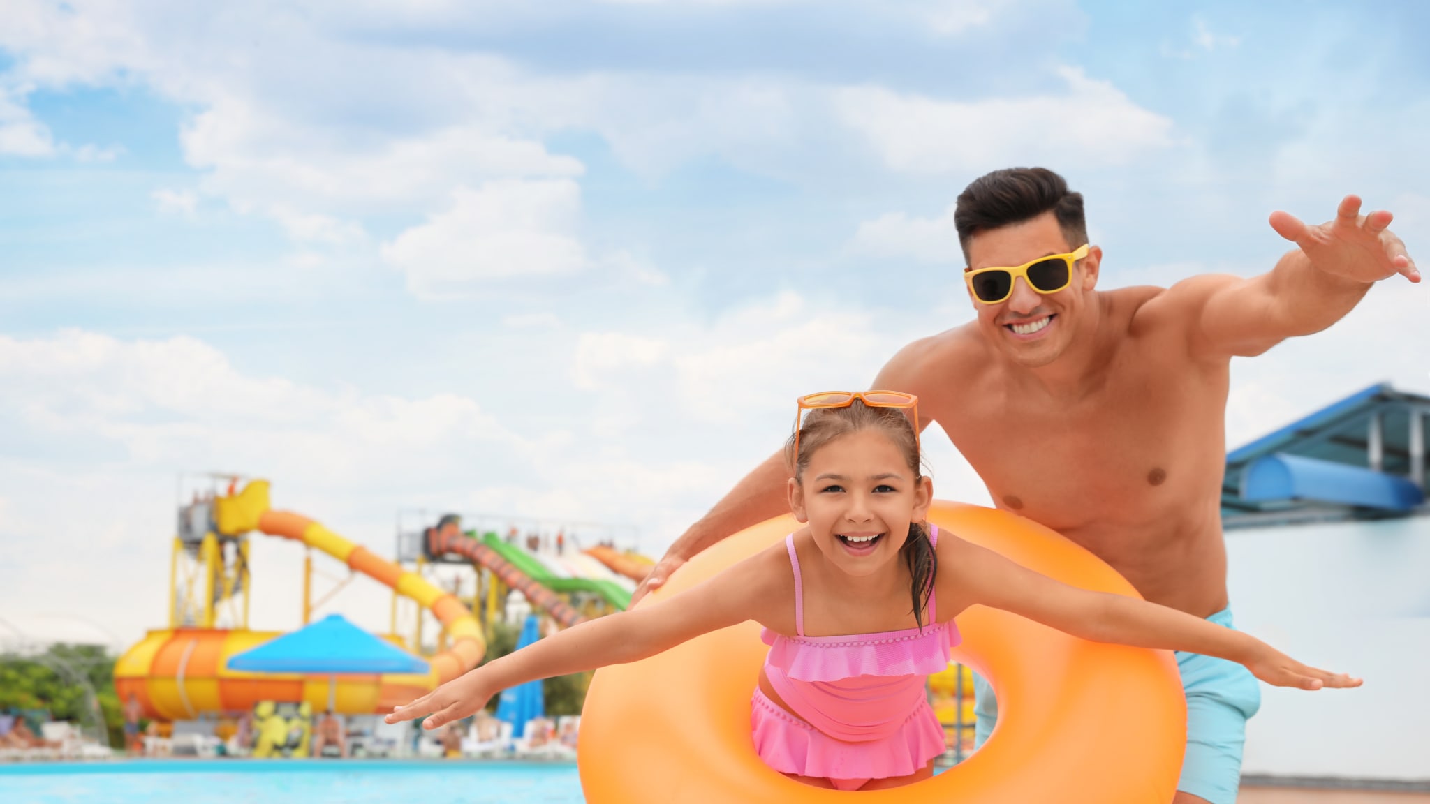 Vater und Tochter in einem Aquapark © Getty Images - Liudmila Chernetska