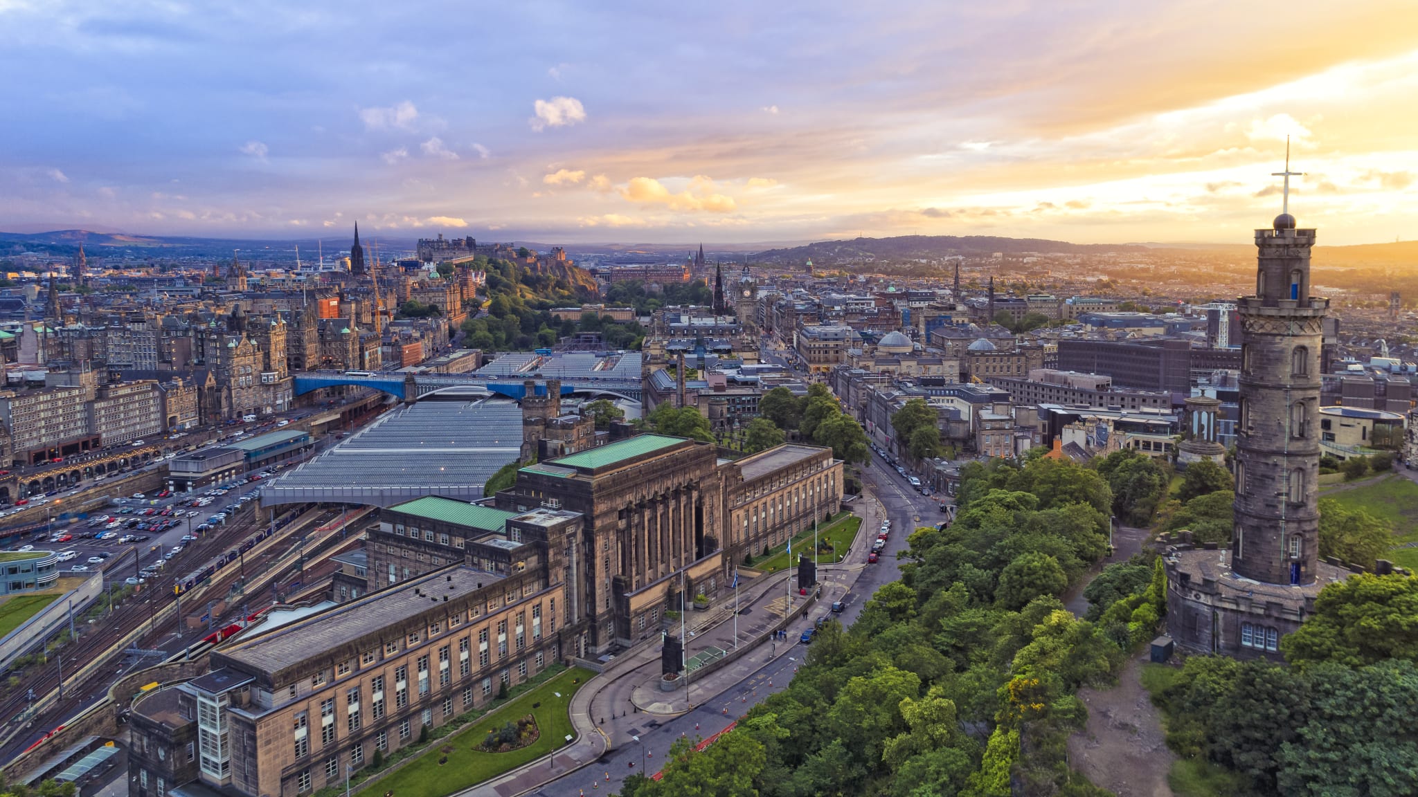 Blick auf eine Stadt bei Dämmerung