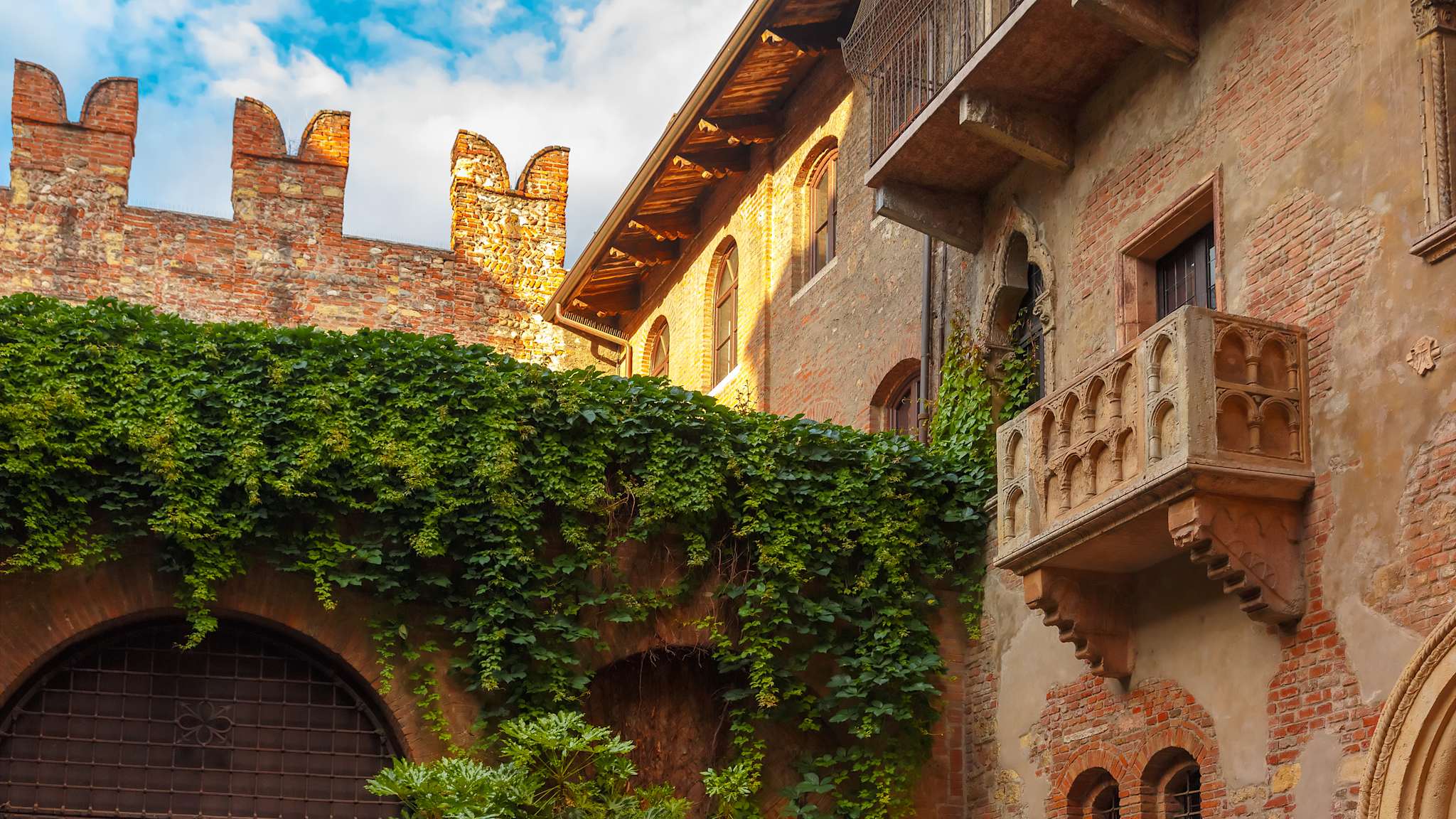 Patio und Balkon des Hauses Romeo und Julia, Verona © Shutterstock - kavalenkava