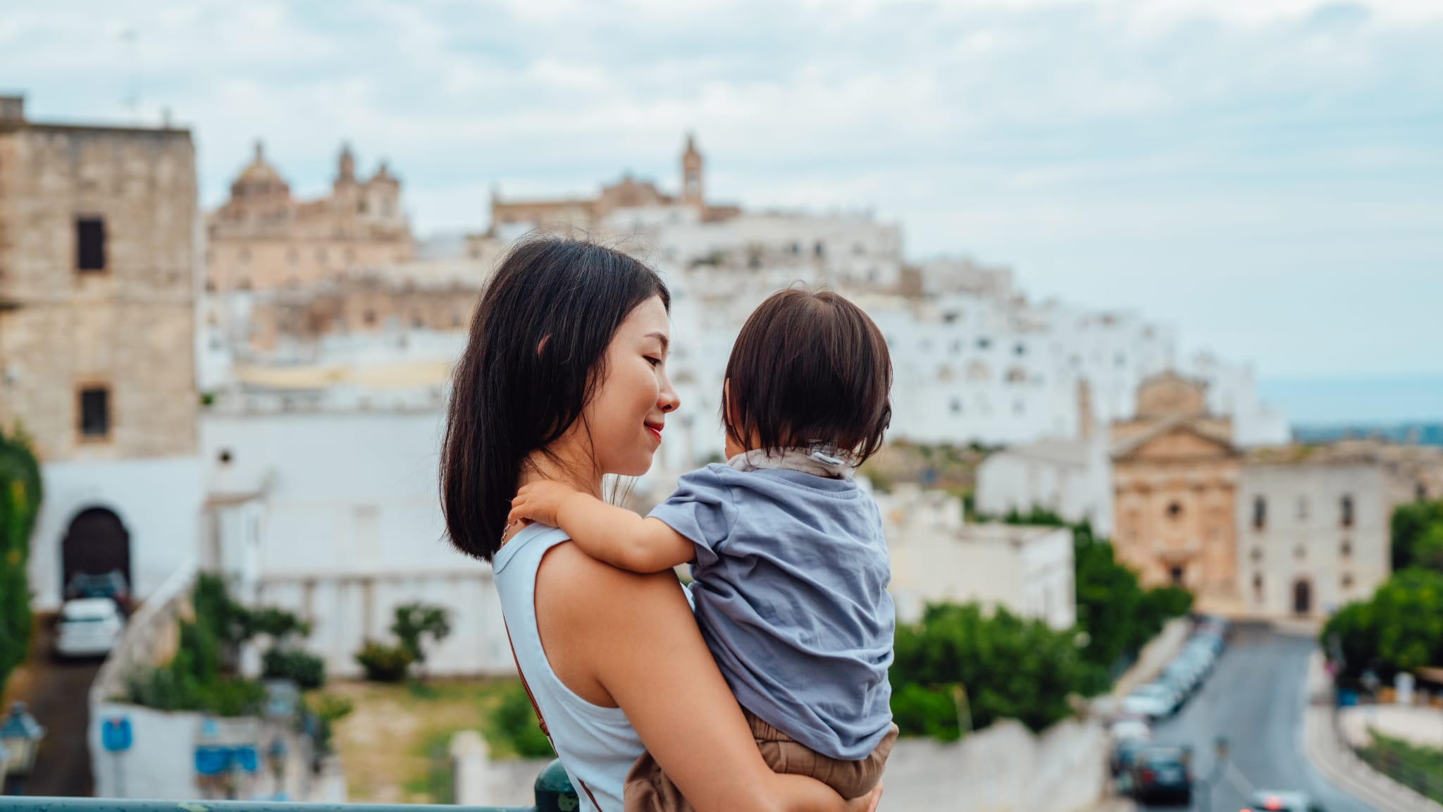 Mutter und Kind in Ostuni, Apulien, Italien
