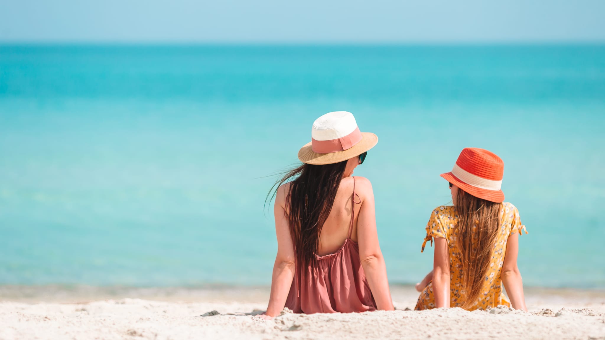 Frau mit Tochter am Strand, Apulien, Italien