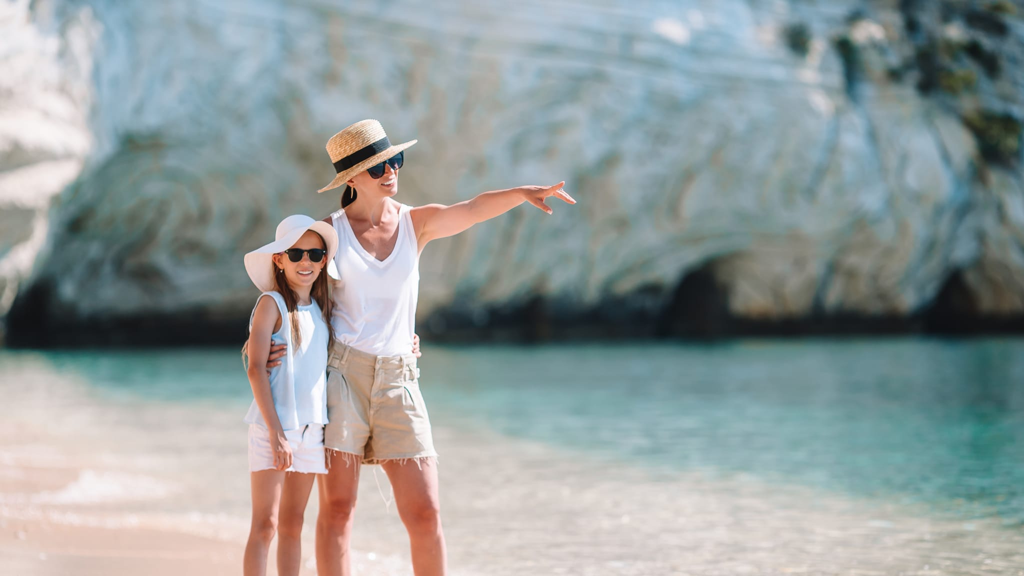 Mutter und Tochter am Strand