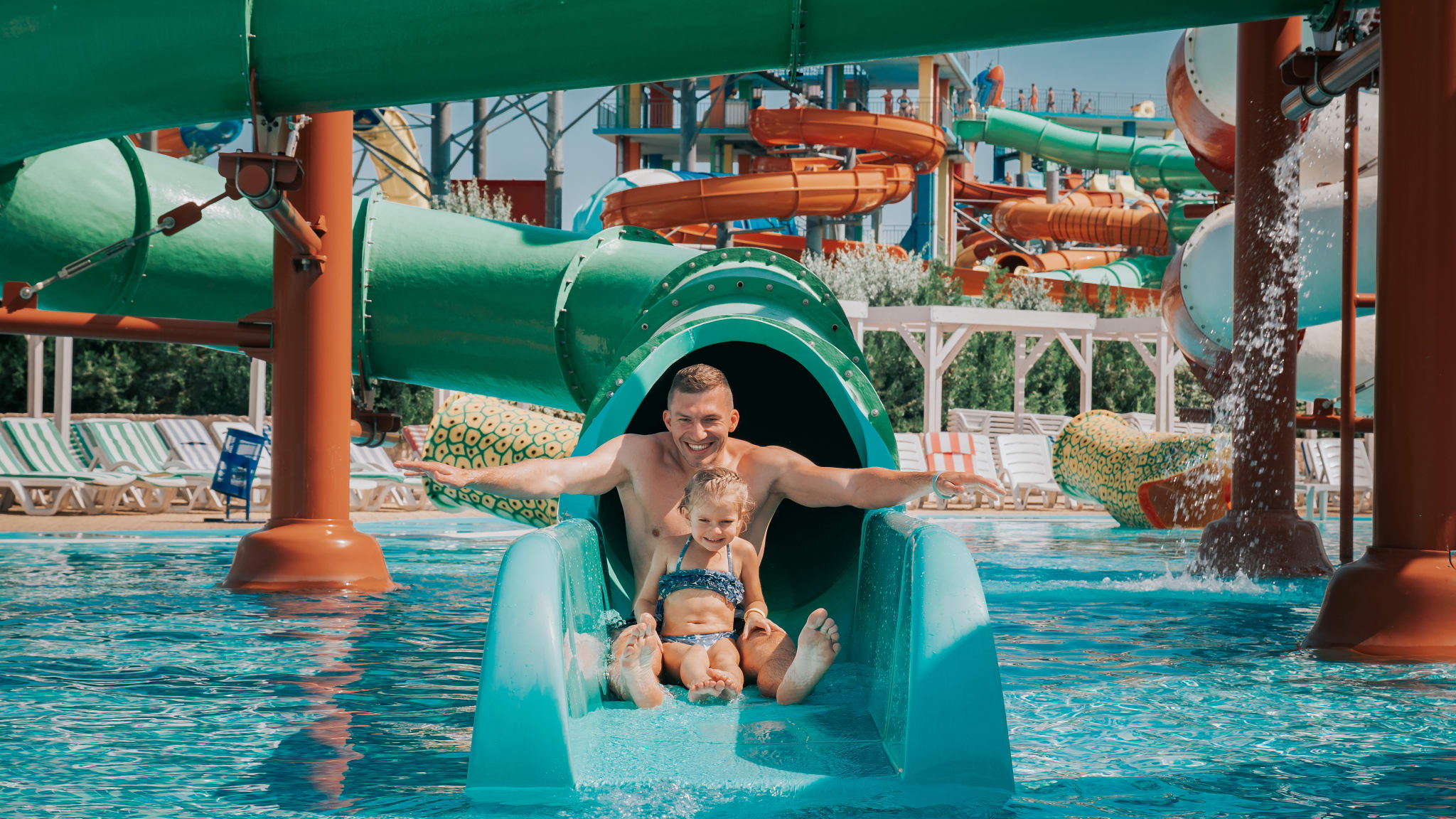 Vater mit Tochter in einem Aquapark © Shutterstock - SOK Studio