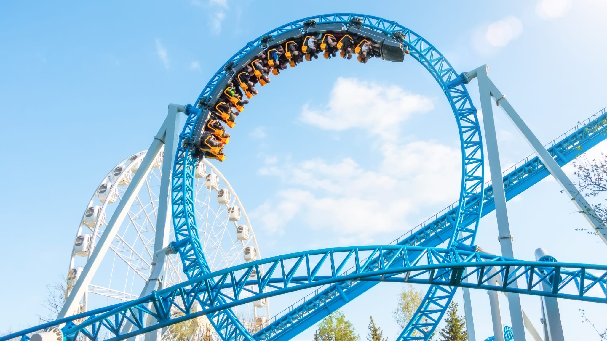 Achterbahn in einem Freizeitpark
