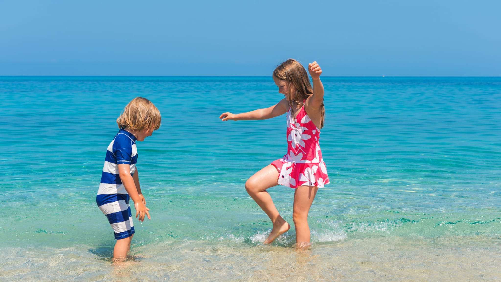 Kinder haben Spaß am Stran Tropea, Kalabrien, Italien