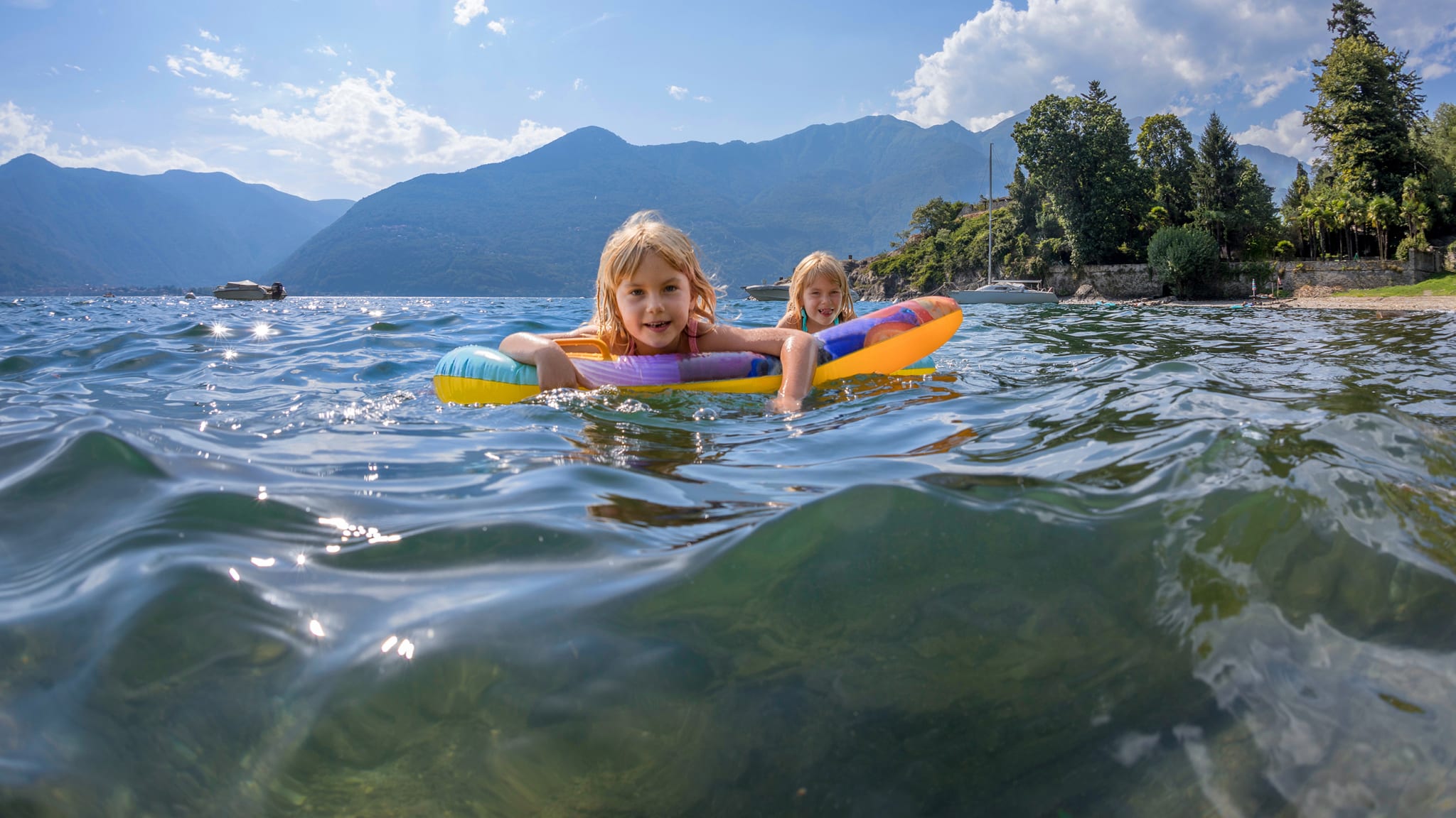 Kinder schwimmen im Lago Maggiore