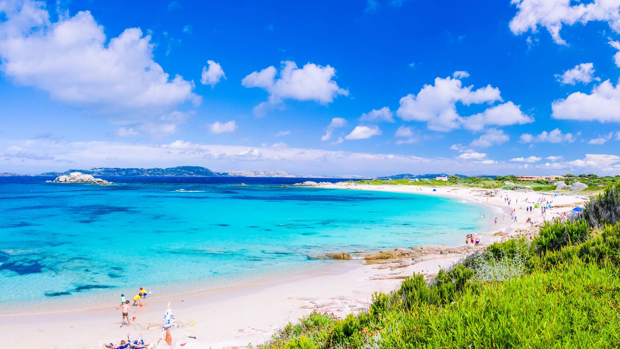 Ein heller Strand mit klarem Wasser